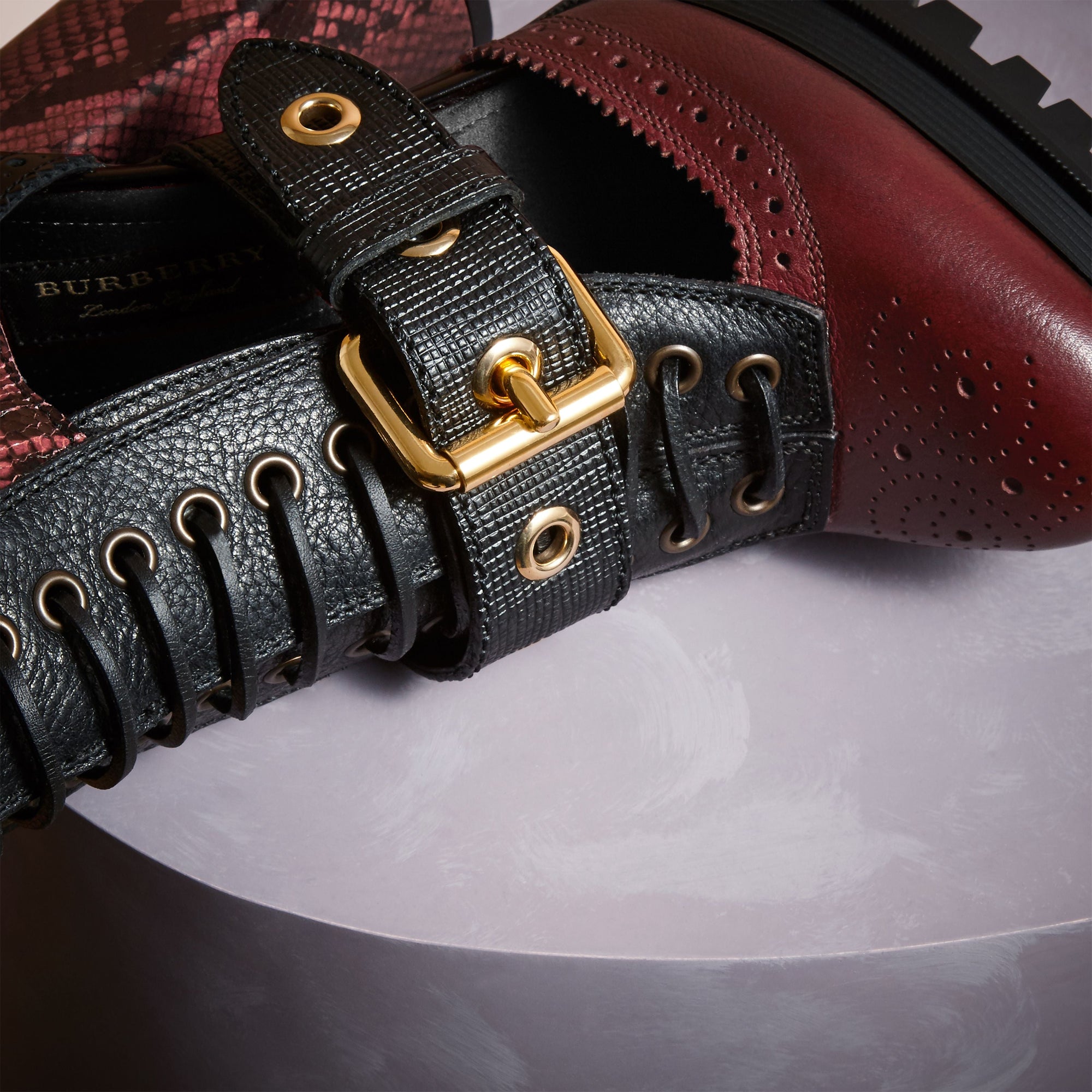Bottines à plateforme en cuir et peau de serpent avec découpes - Garnet Pink