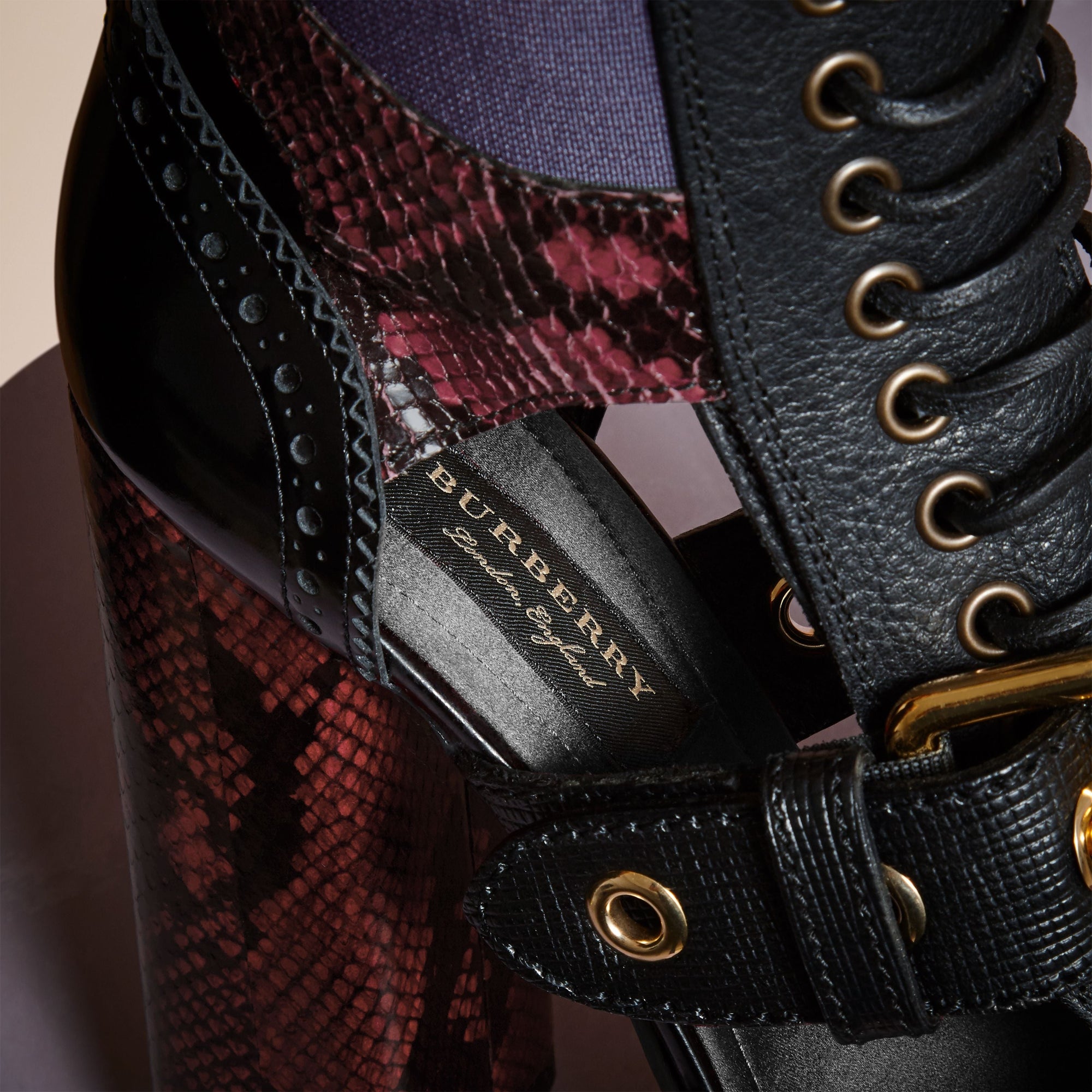 Bottines à plateforme en cuir et peau de serpent avec découpes - Garnet Pink