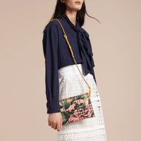 Clutch imprimé à pivoines roses en cuir - Yellow & Green