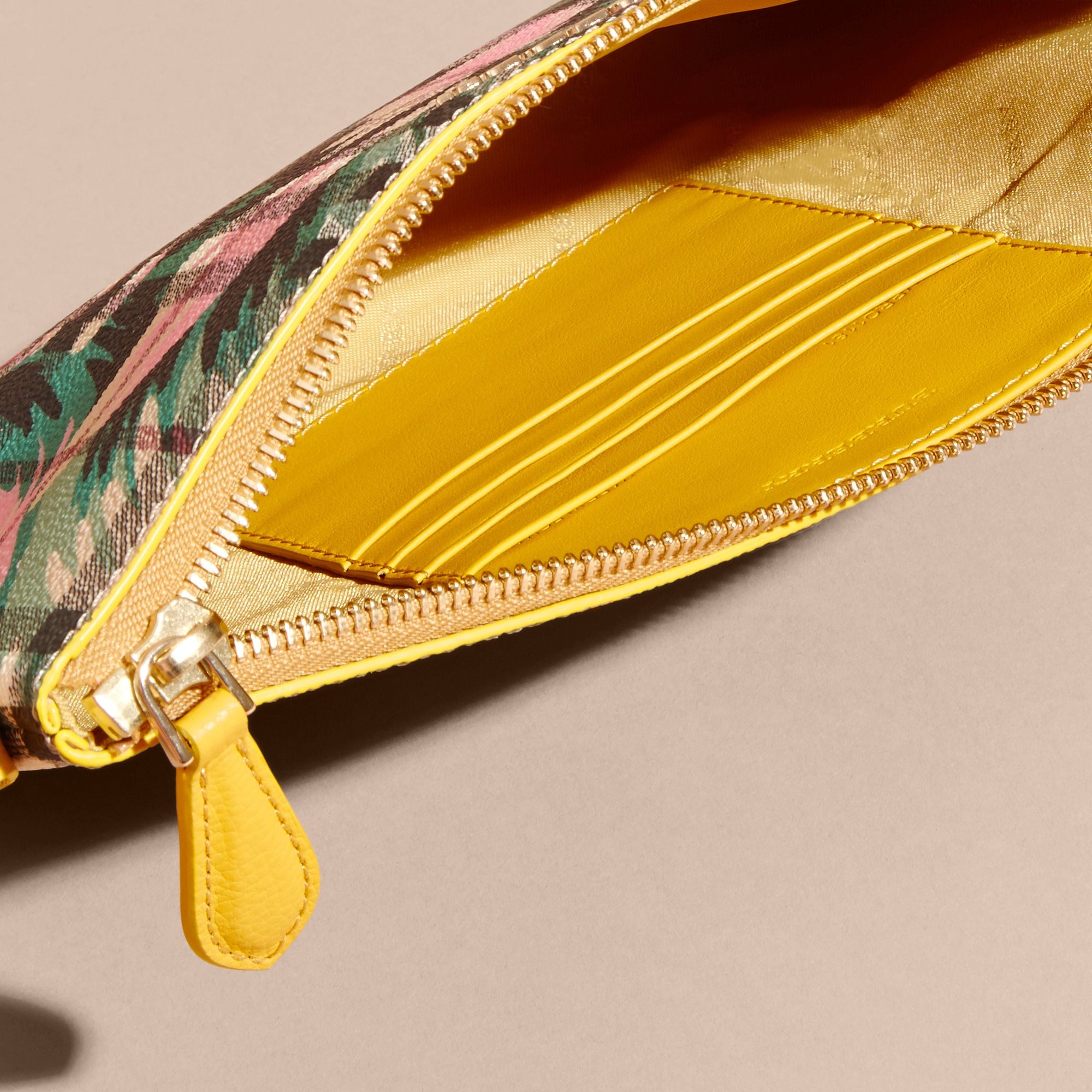 Clutch imprimé à pivoines roses en cuir - Yellow & Green