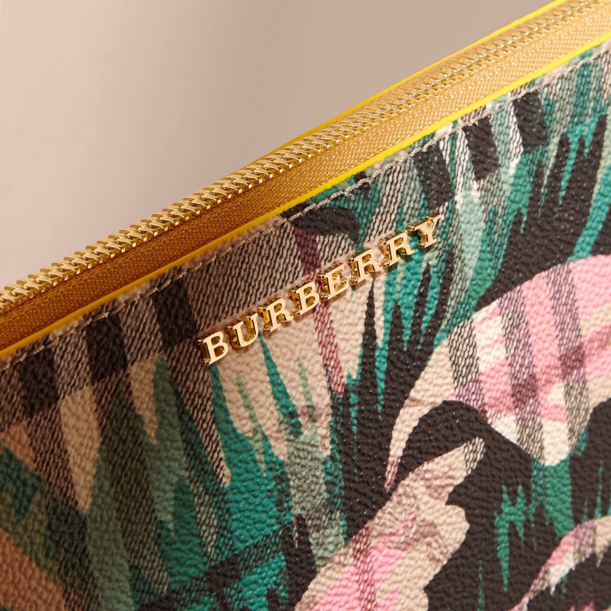 Clutch imprimé à pivoines roses en cuir - Yellow & Green