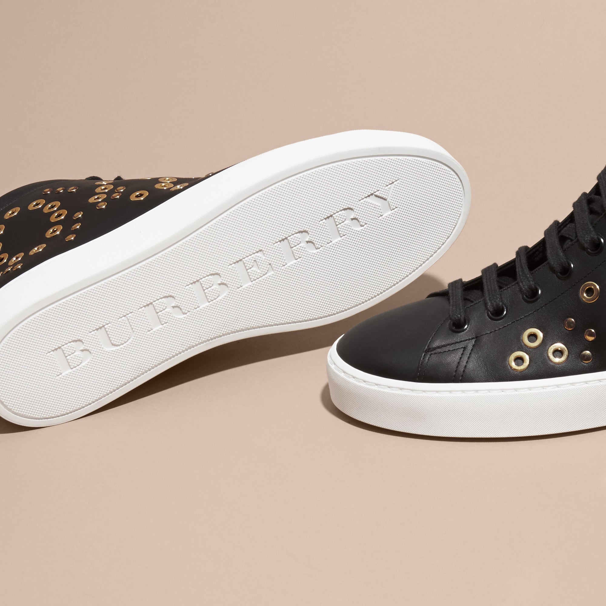 Sneakers montantes en cuir avec détails cloutés et œillets - Black