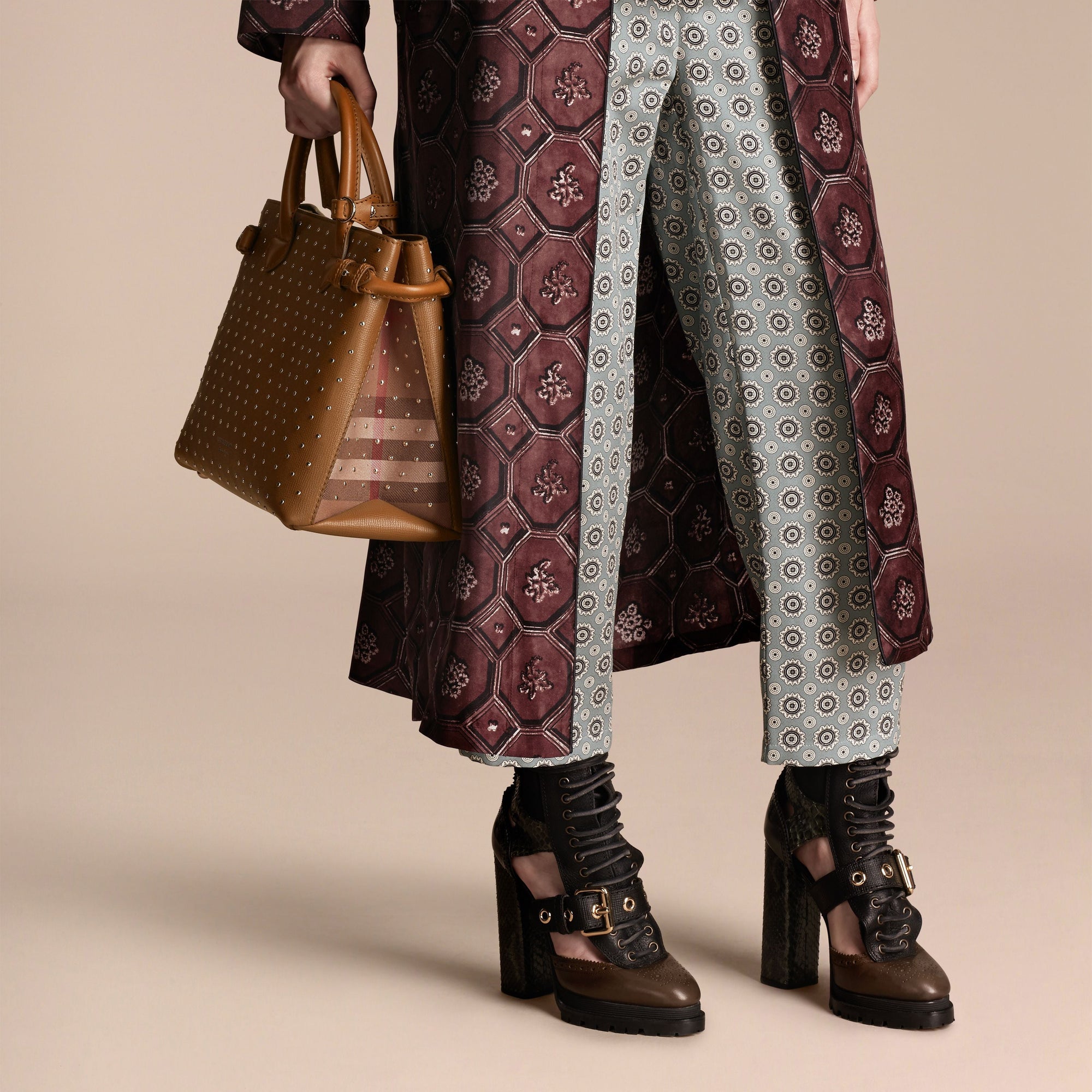 Sac The Banner medium en cuir à rivets et coton House check - Tan