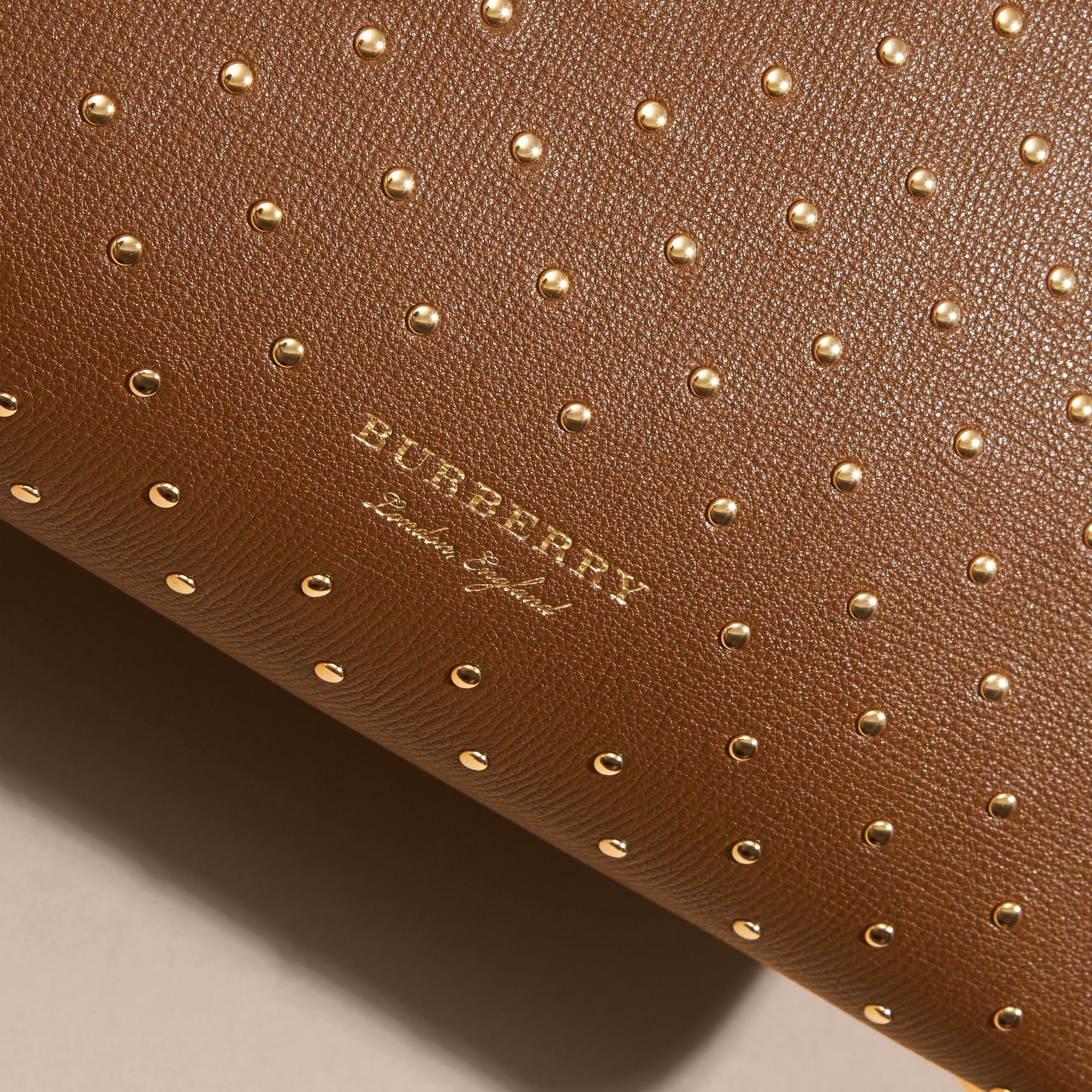 Sac The Banner medium en cuir à rivets et coton House check - Tan
