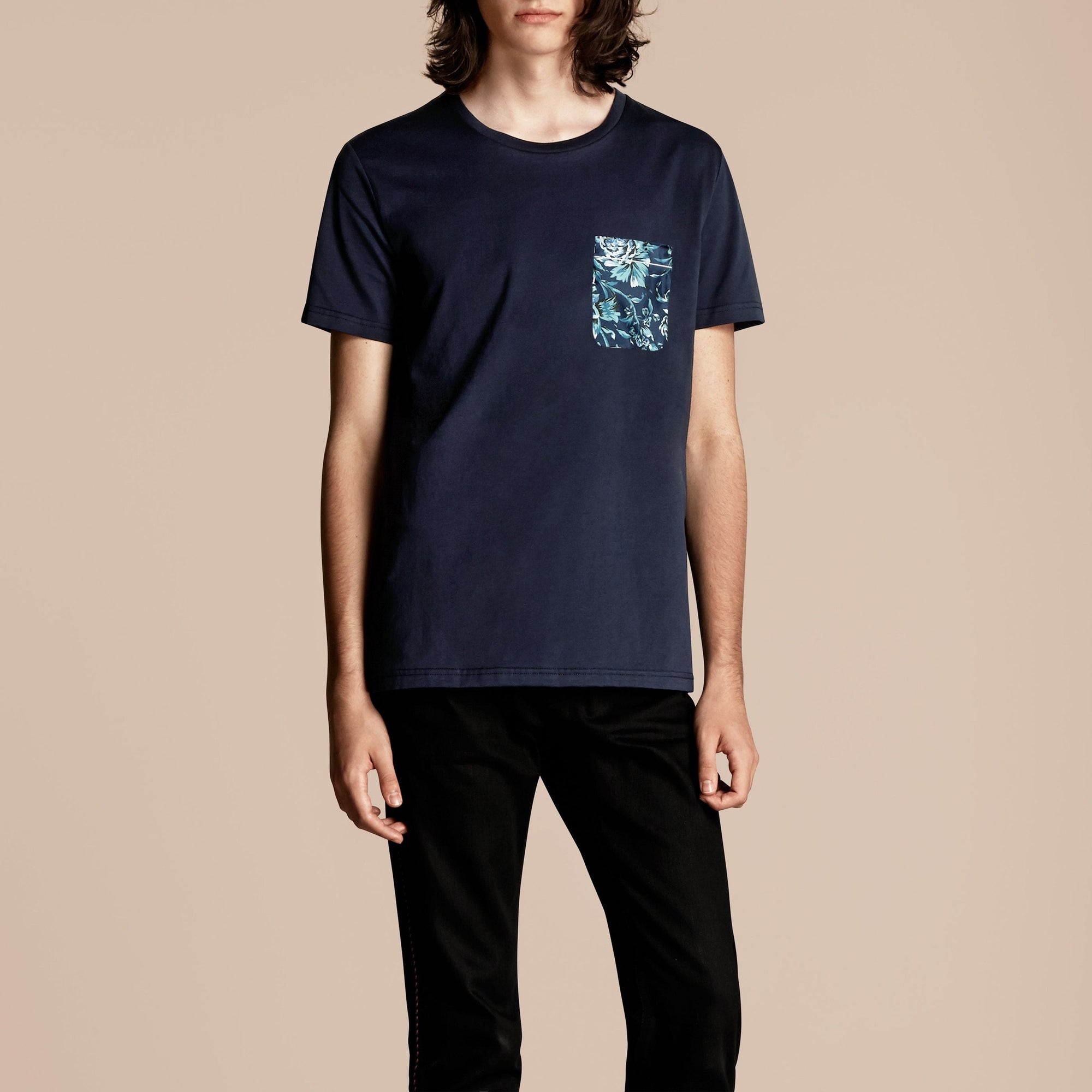 T-shirt en coton avec poche à imprimé rose pivoine - Navy