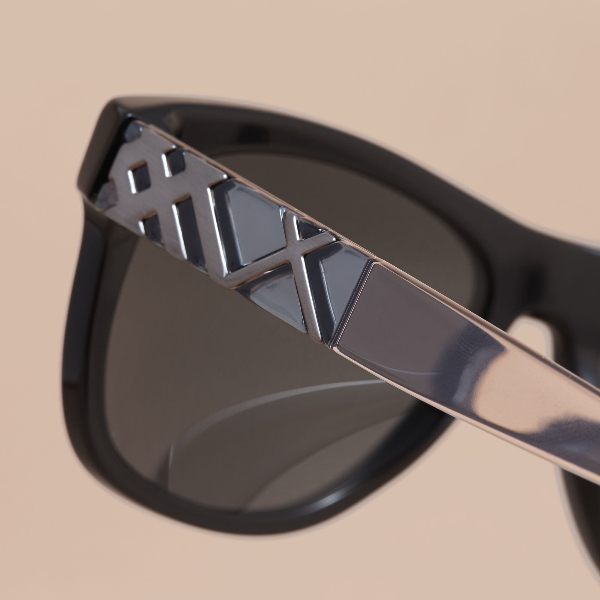 Lunettes de soleil à monture carrée avec détails check - Black