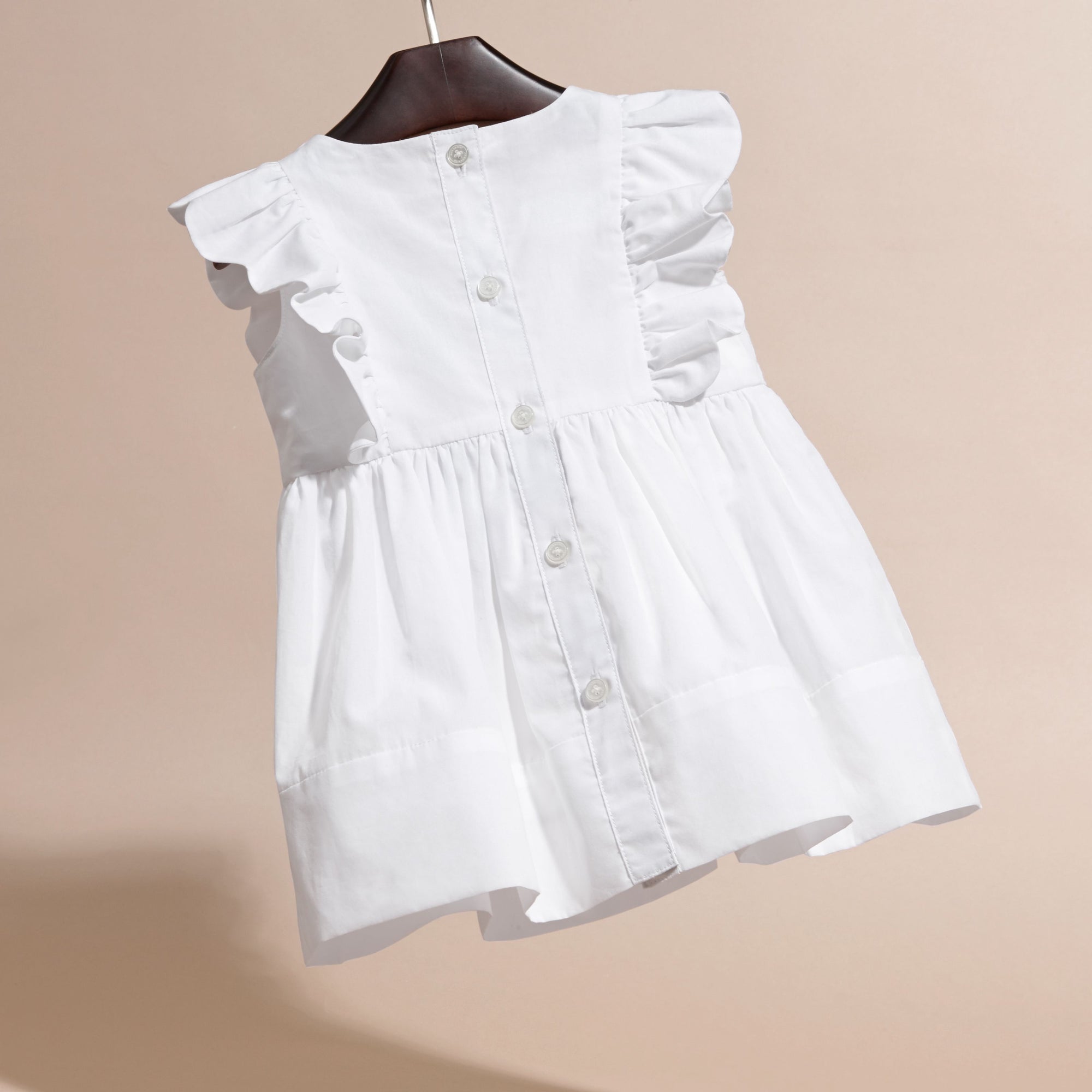 Robe en coton à volants et détails plissés - White