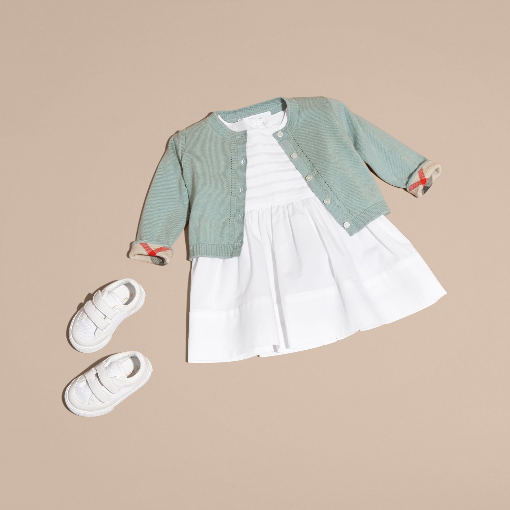 Robe en coton à volants et détails plissés - White