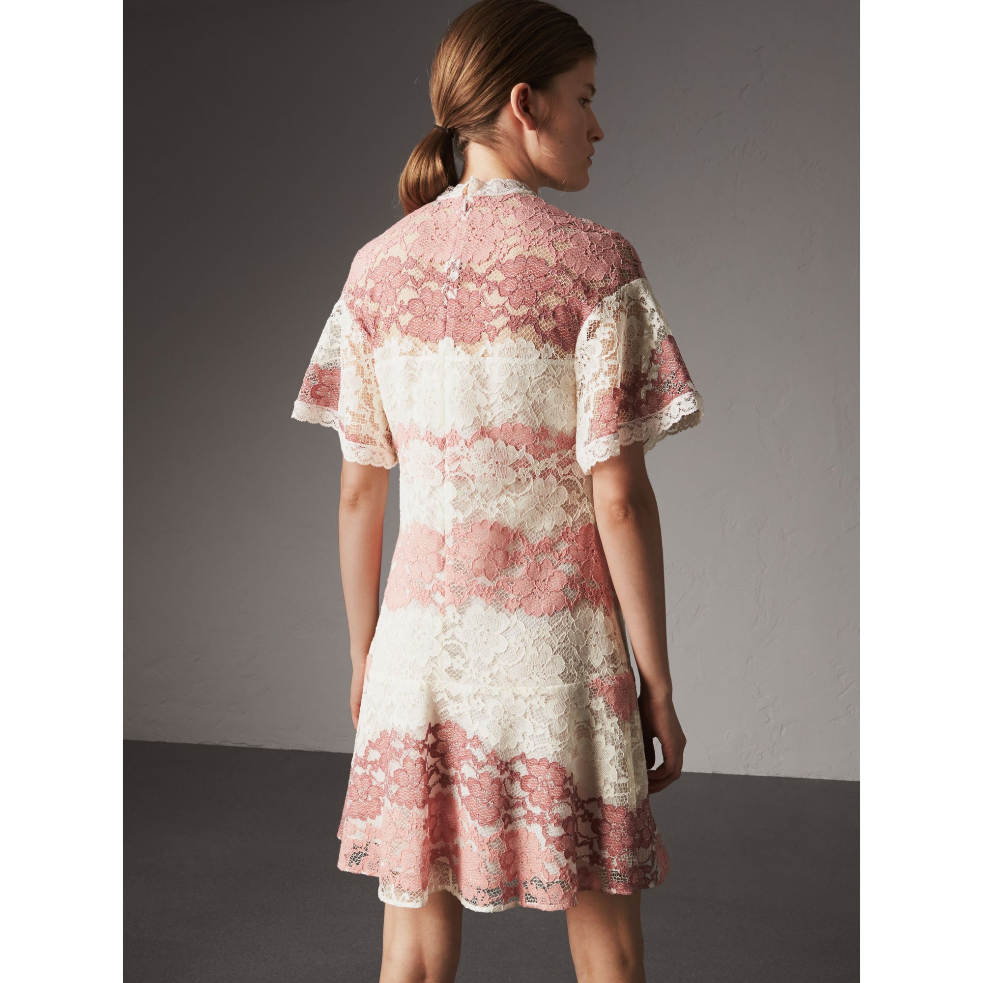 Robe en dentelle à motif floral avec manches papillon - Dusty Pink