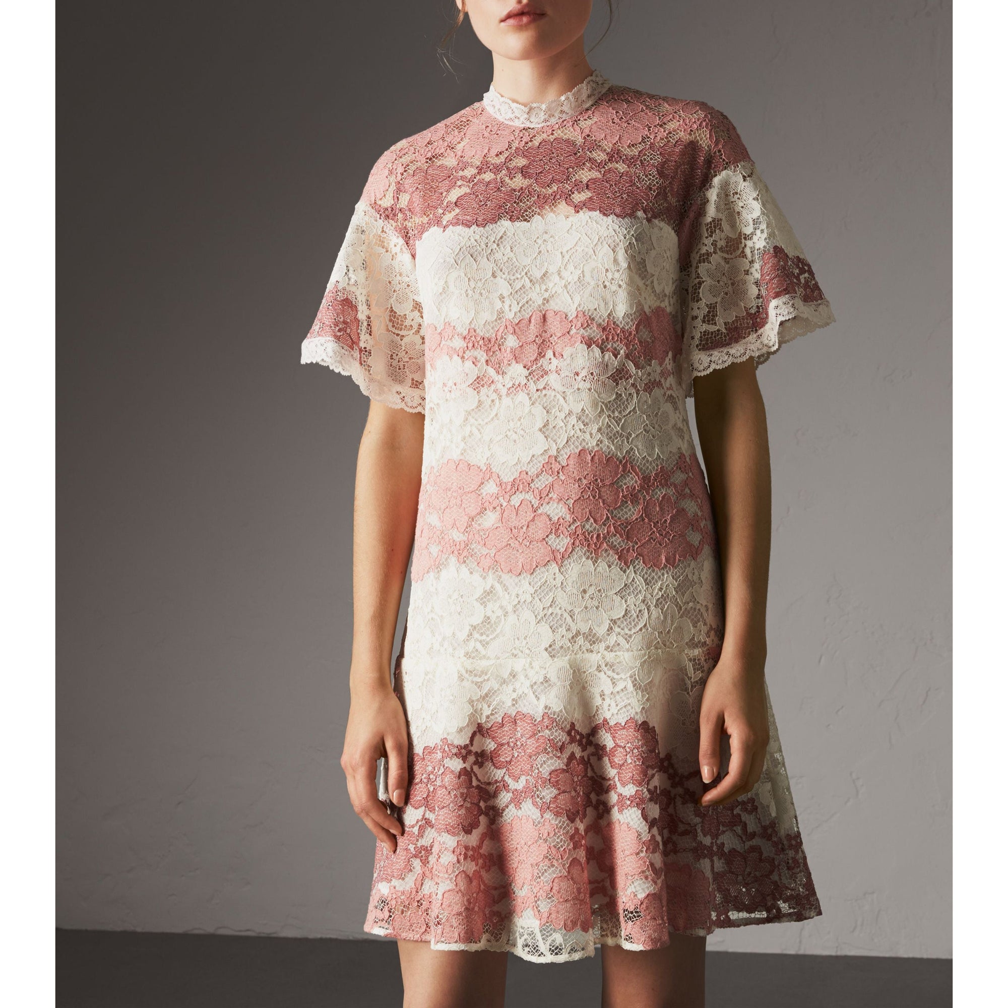 Robe en dentelle à motif floral avec manches papillon - Dusty Pink