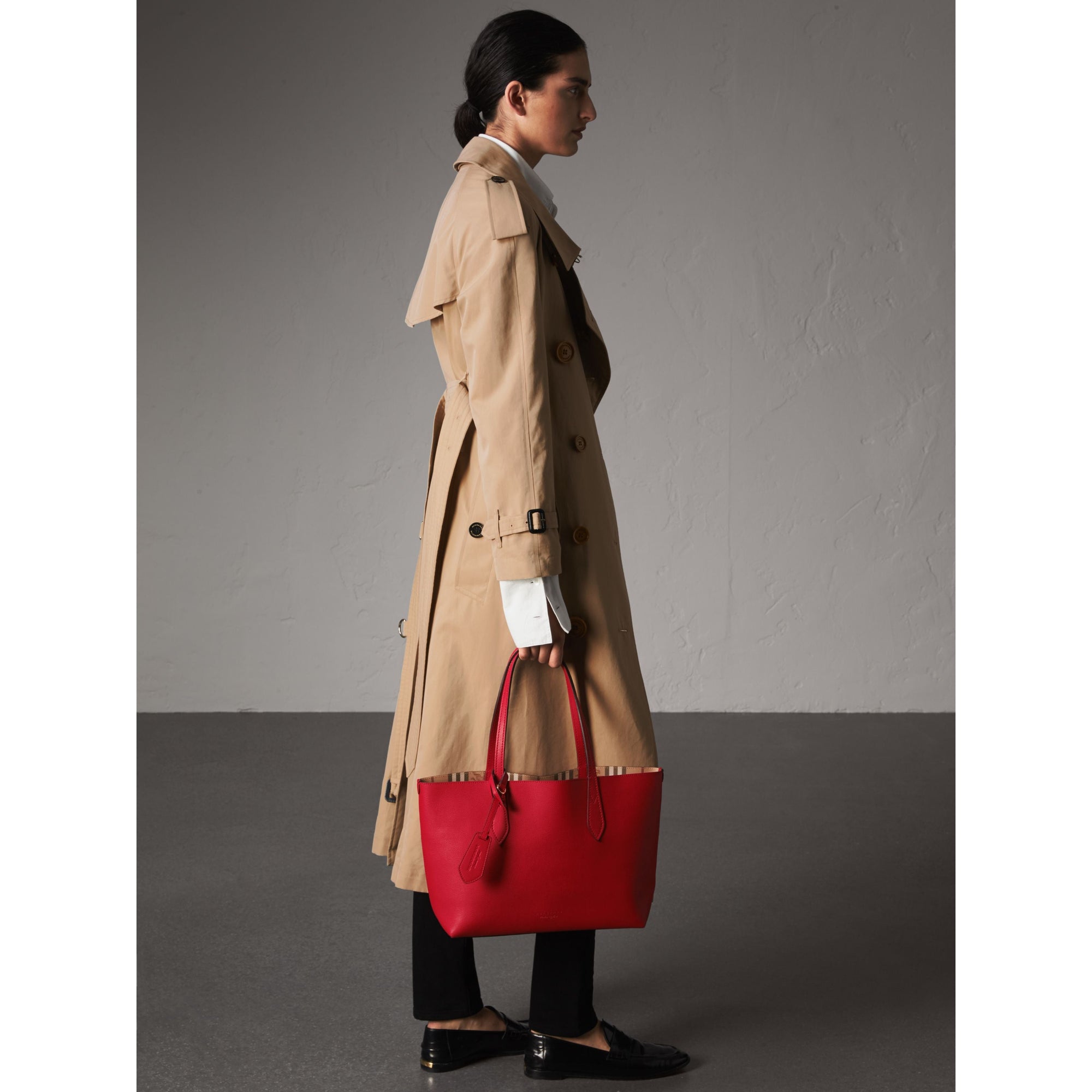 Petit sac tote réversible en cuir et tissu Haymarket check - Poppy Red