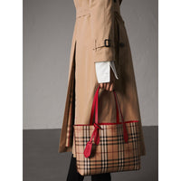 Petit sac tote réversible en cuir et tissu Haymarket check - Poppy Red