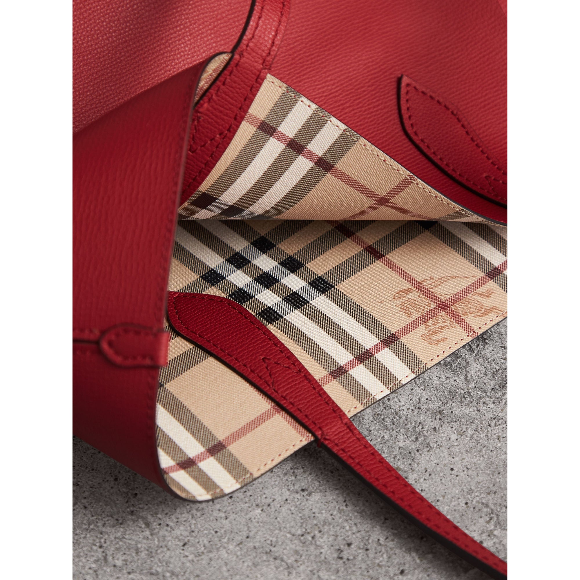 Petit sac tote réversible en cuir et tissu Haymarket check - Poppy Red