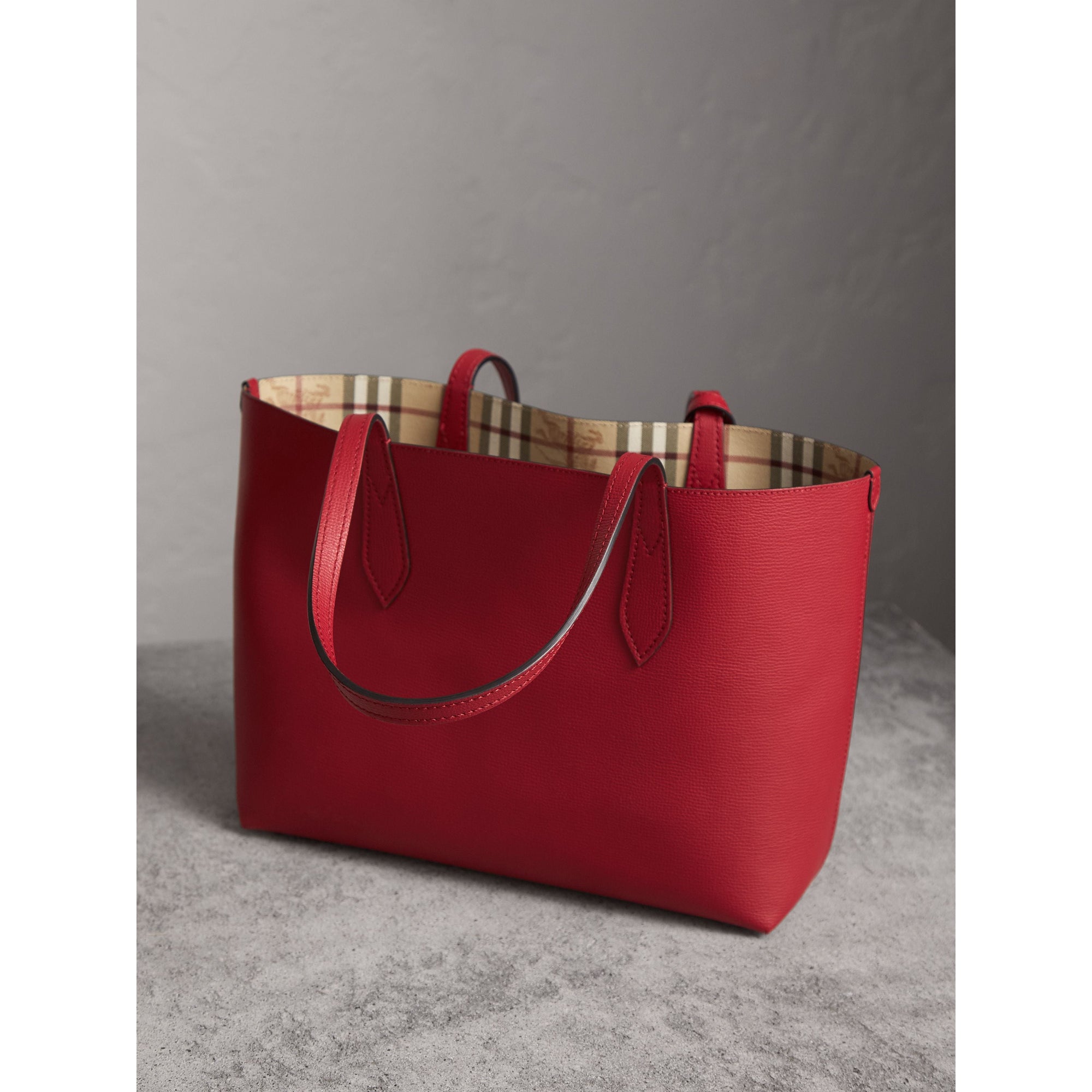 Petit sac tote réversible en cuir et tissu Haymarket check - Poppy Red