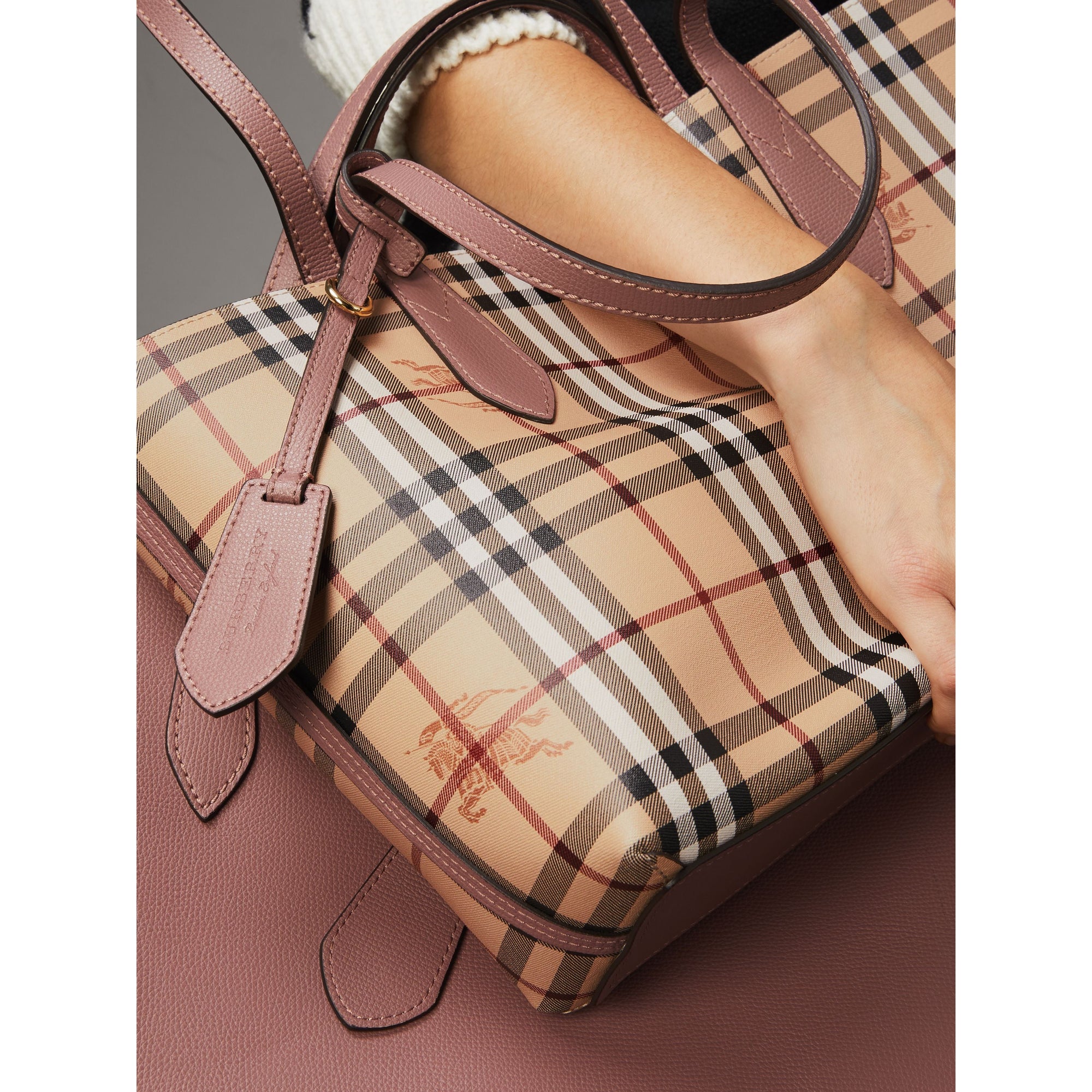 Petit sac tote réversible en cuir et tissu Haymarket check - Light Elderberry