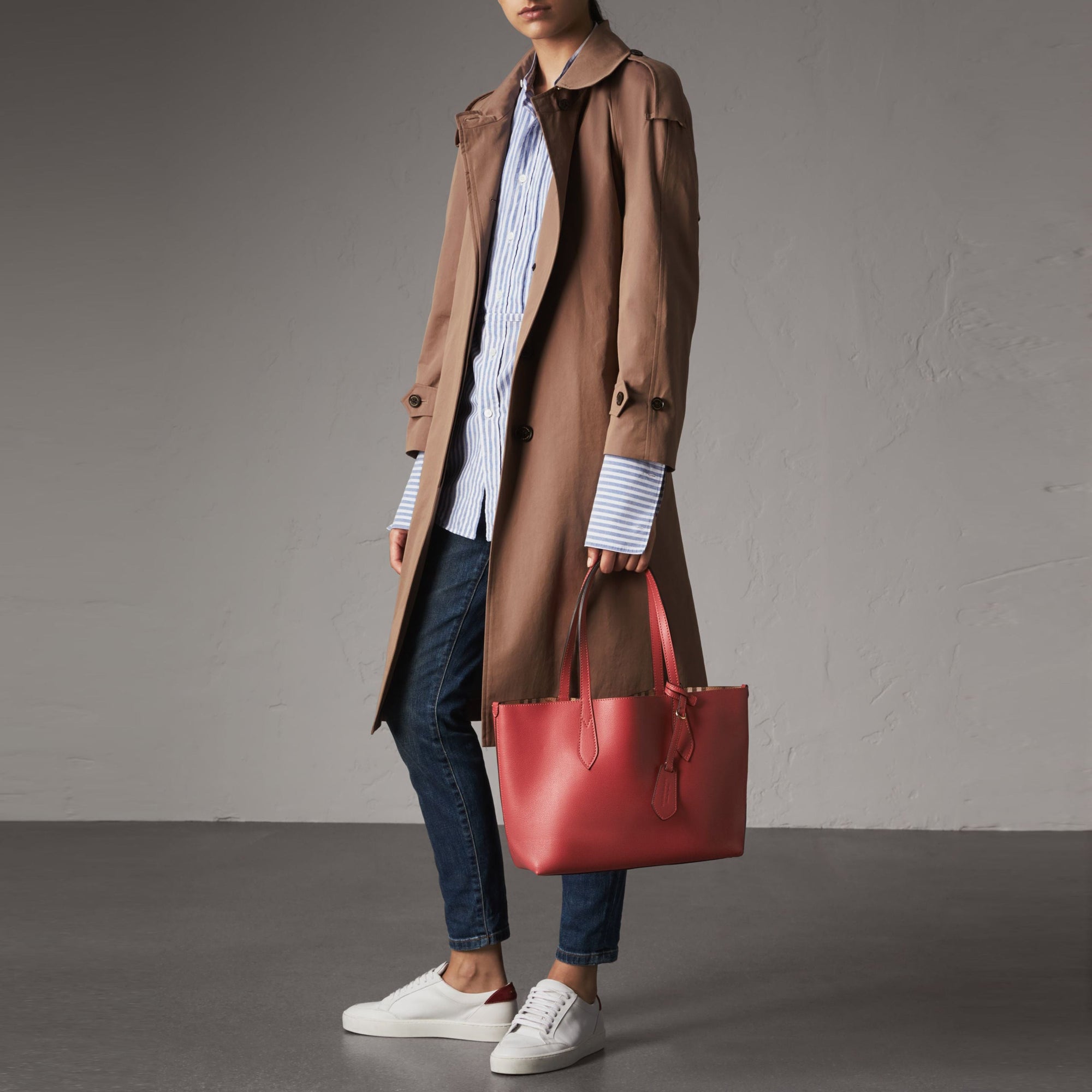 Petit sac tote réversible en cuir et tissu Haymarket check - Coral Red