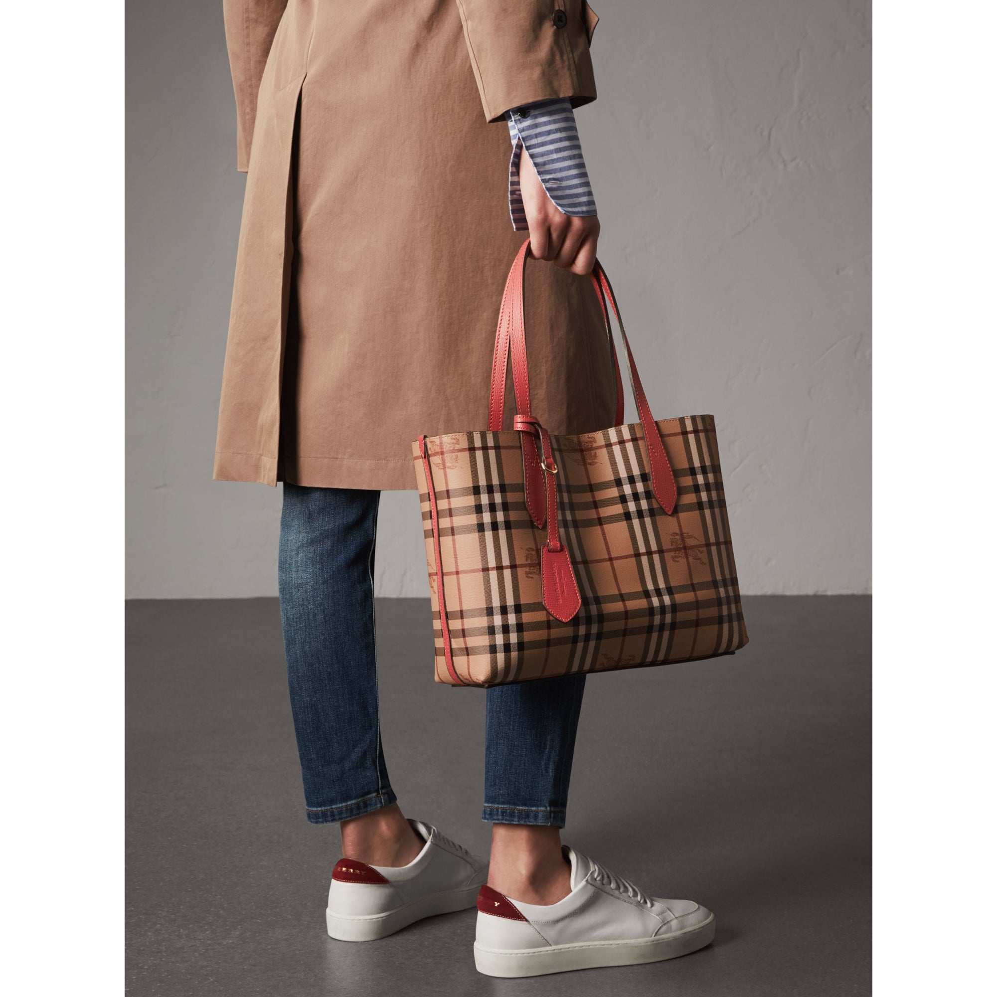 Petit sac tote réversible en cuir et tissu Haymarket check - Coral Red