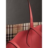 Petit sac tote réversible en cuir et tissu Haymarket check - Coral Red