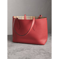 Petit sac tote réversible en cuir et tissu Haymarket check - Coral Red