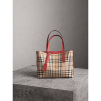 Petit sac tote réversible en cuir et tissu Haymarket check - Coral Red