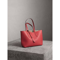 Petit sac tote réversible en cuir et tissu Haymarket check - Coral Red