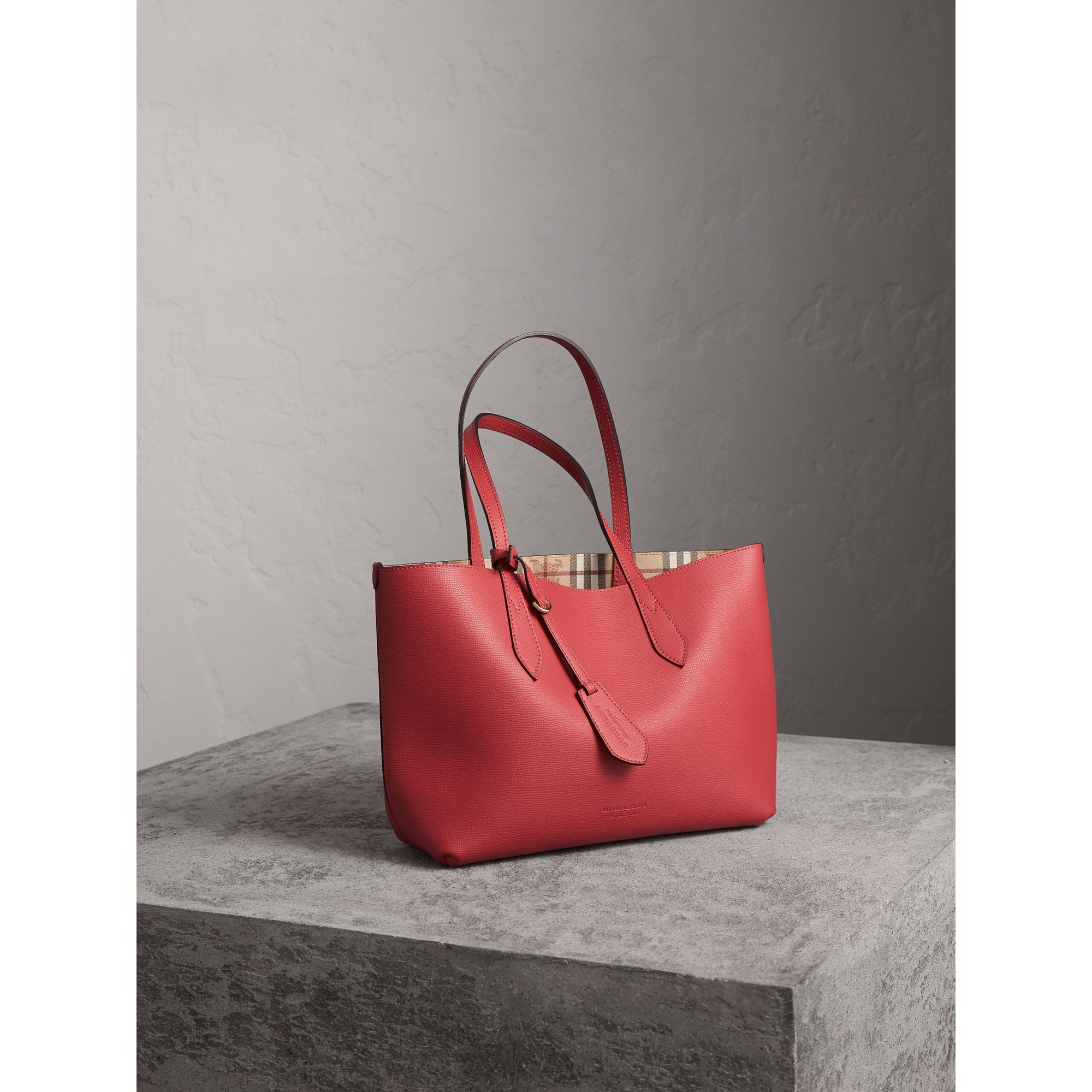 Petit sac tote réversible en cuir et tissu Haymarket check - Coral Red