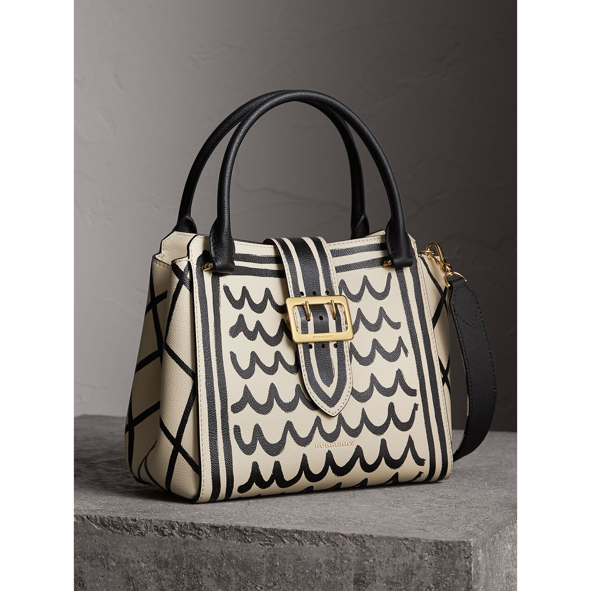 Sac tote The Buckle medium en cuir à imprimé trompe-l'œil - Limestone
