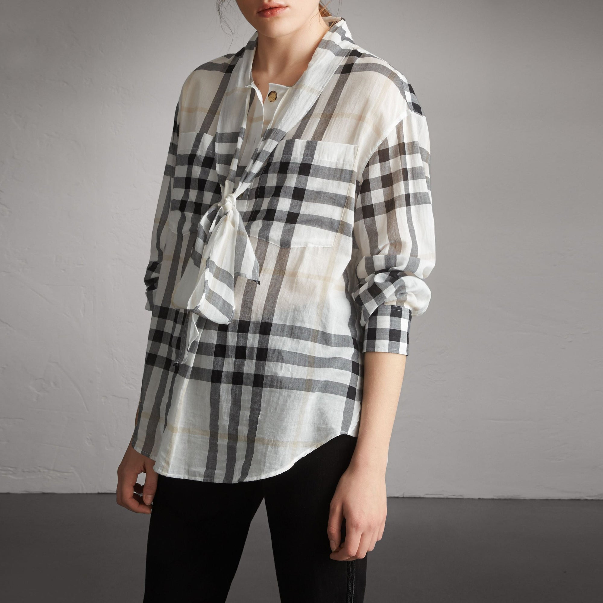 Chemise en coton à motif check avec col lavallière - White