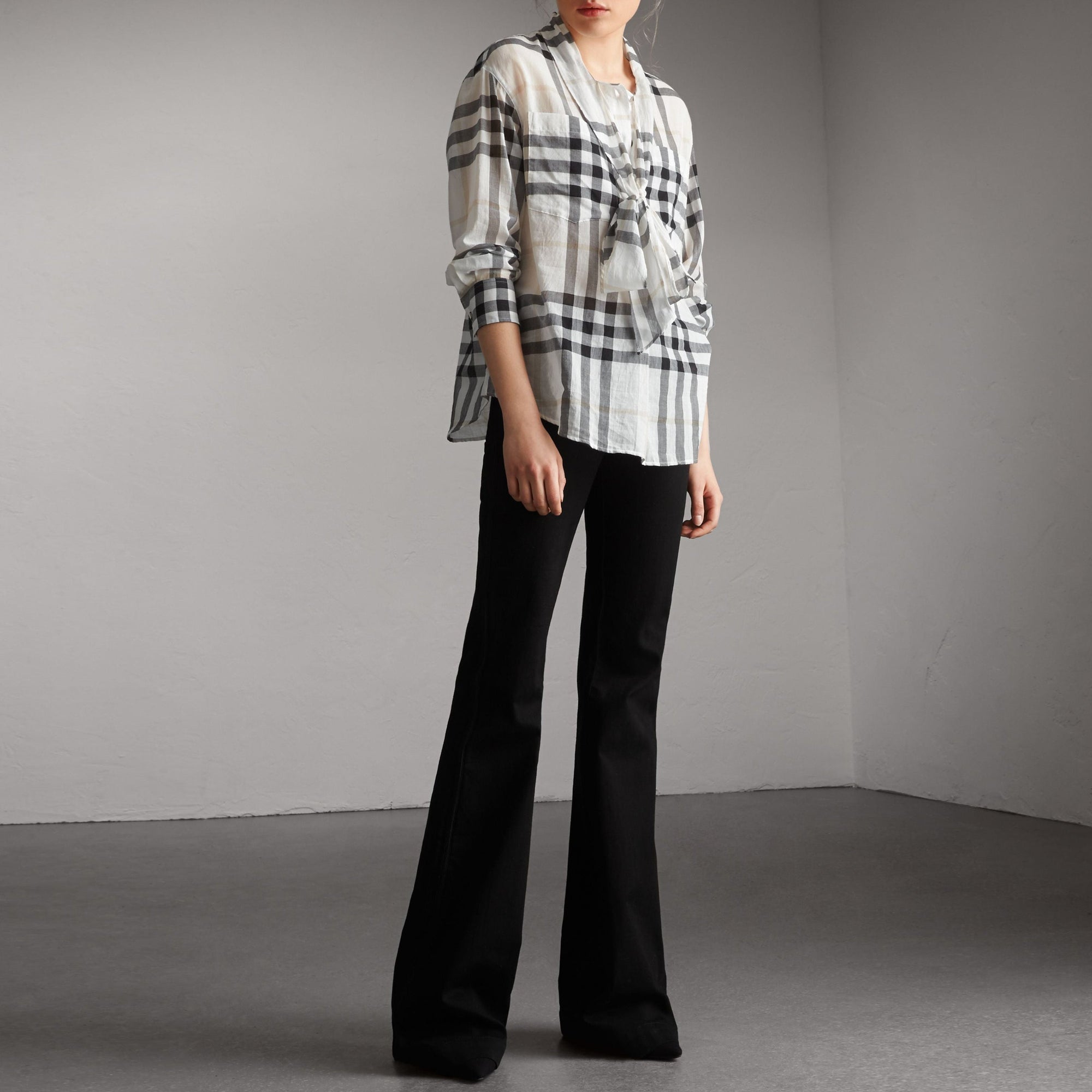Chemise en coton à motif check avec col lavallière - White