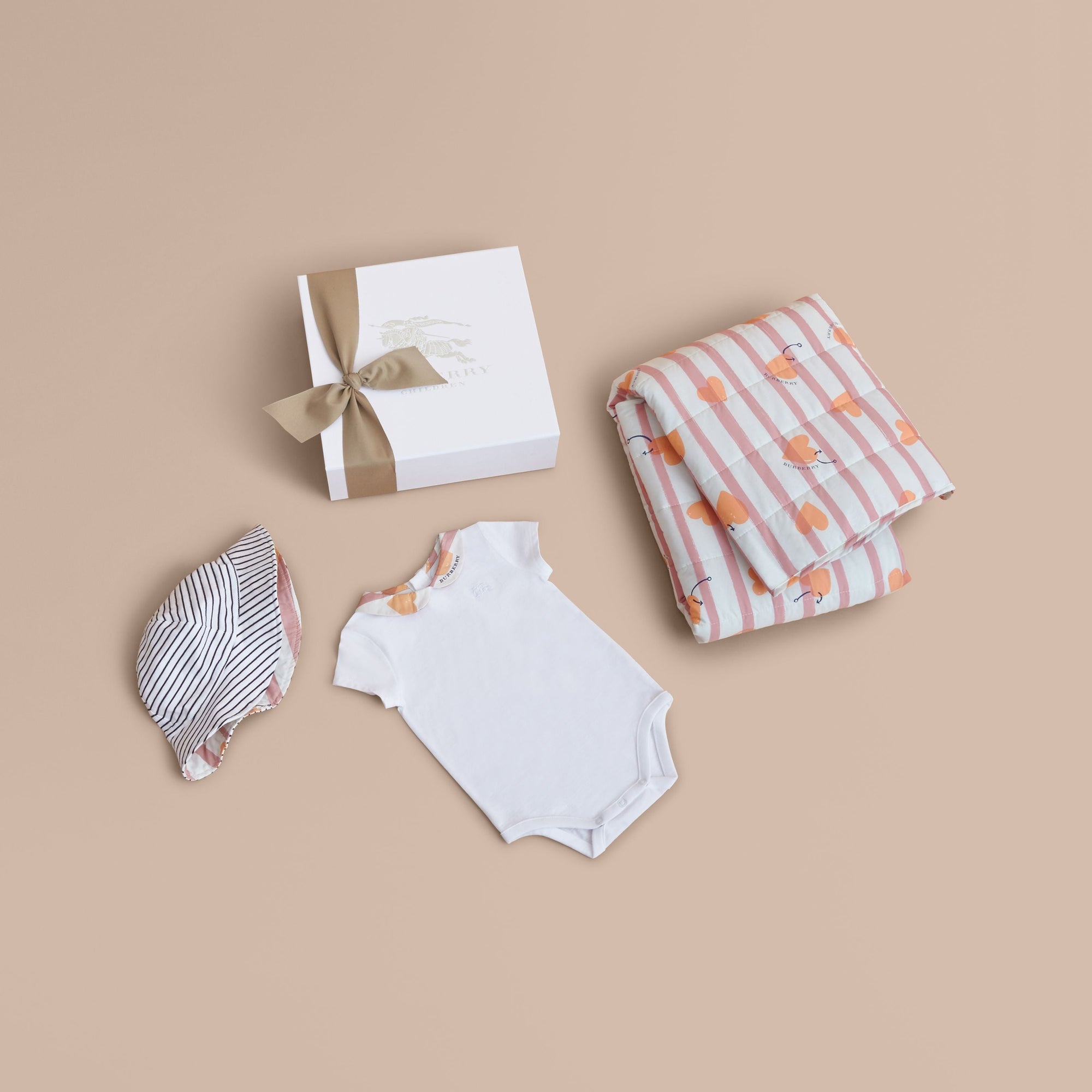 Coffret cadeau bébé 3 pièces imprimé à cœur de Cupidon - White
