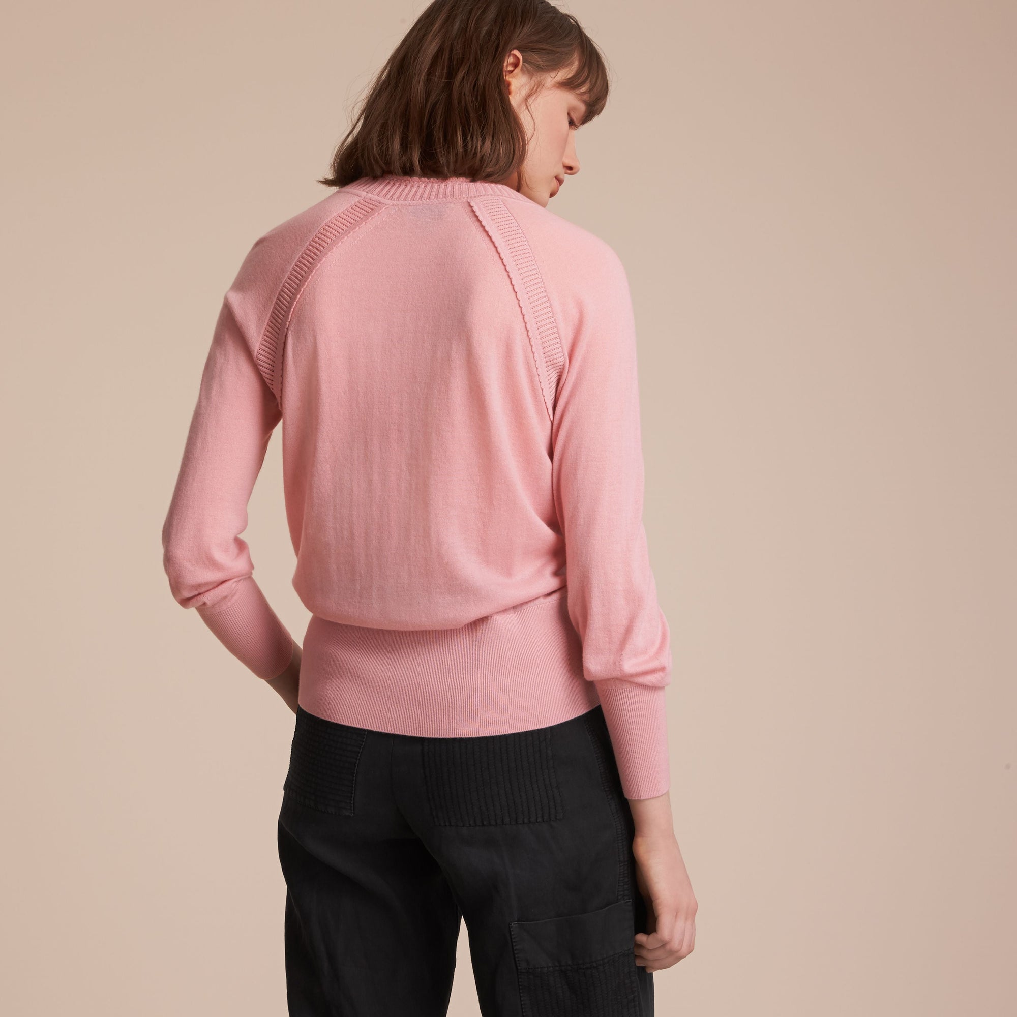 Pull à encolure ras du cou en maille de cachemire ajourée - Apricot Pink