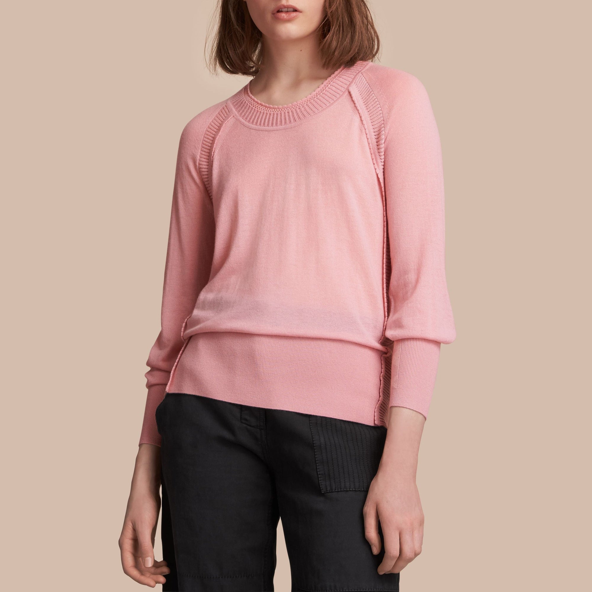 Pull à encolure ras du cou en maille de cachemire ajourée - Apricot Pink