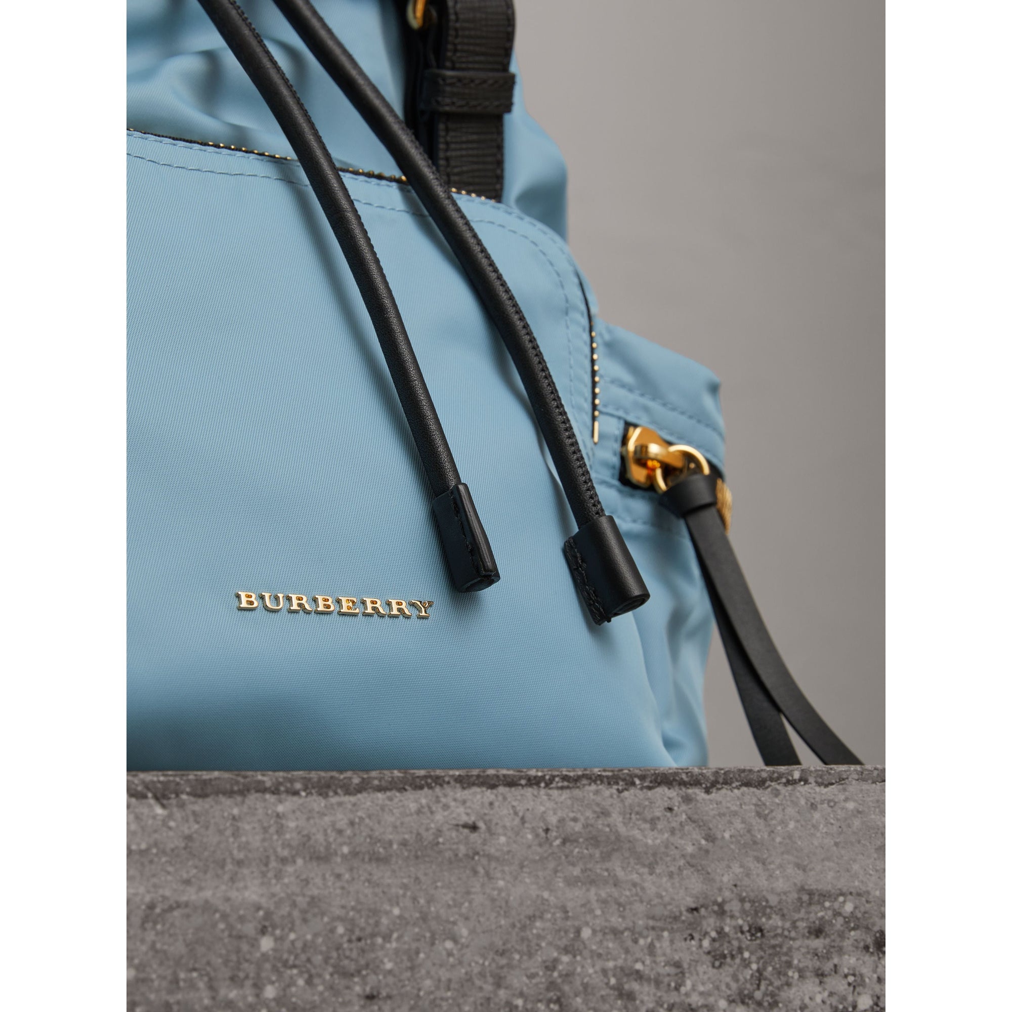 Sac The Rucksack moyen en nylon technique et cuir - Pale Bluebell