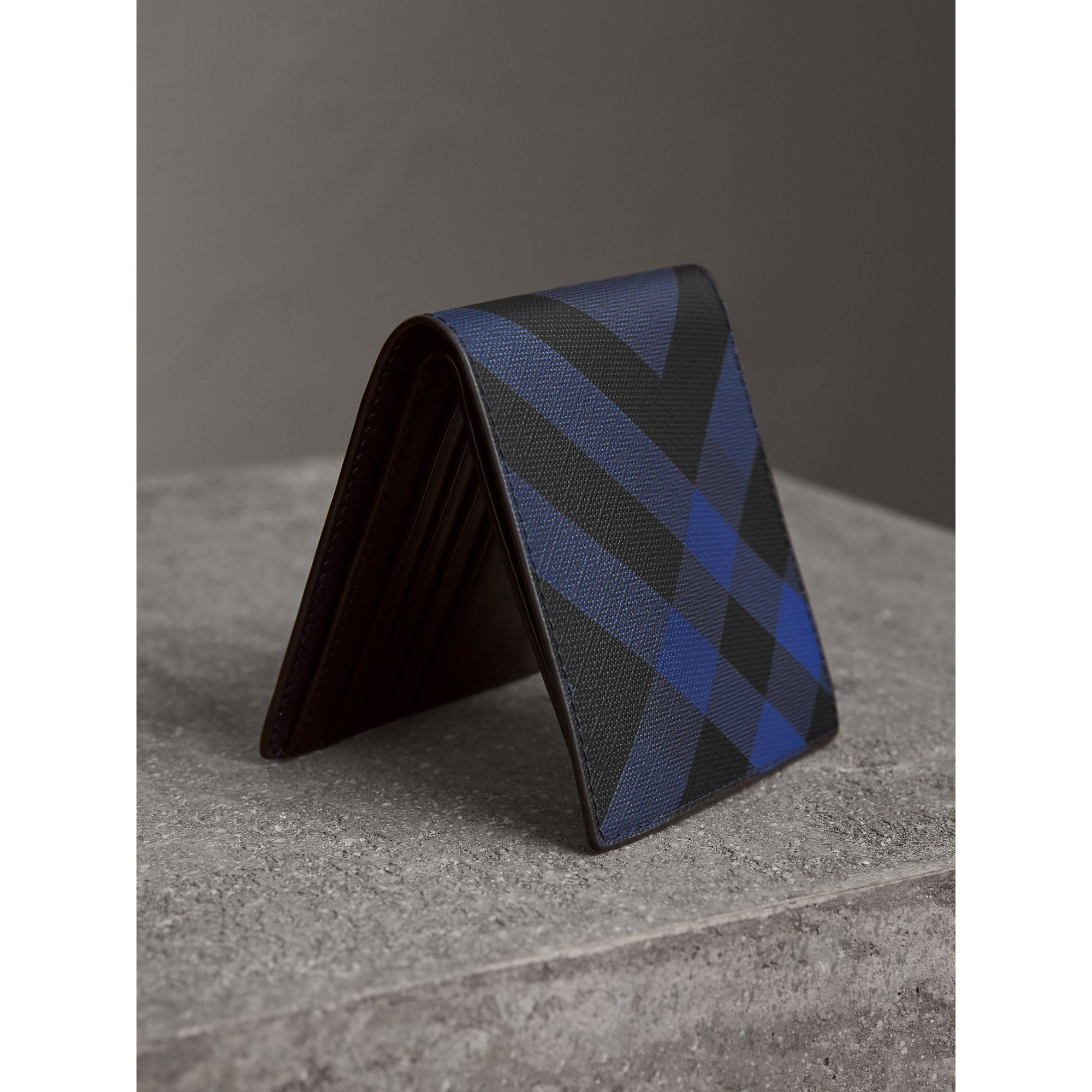 Portefeuille à rabat multidevise en tissu London check - Bright Lapis