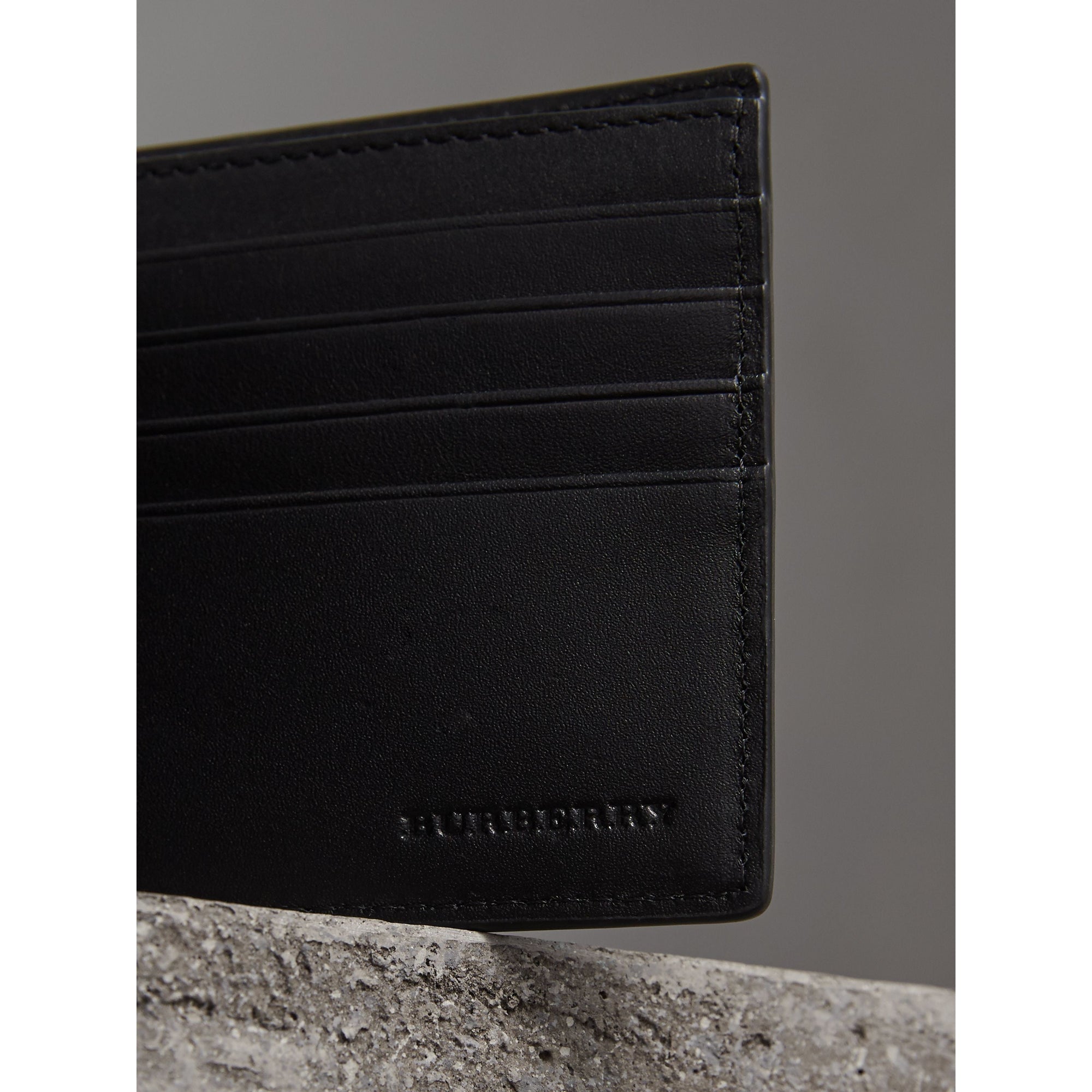 Portefeuille à rabat multidevise à motif London check - Chocolate & Black