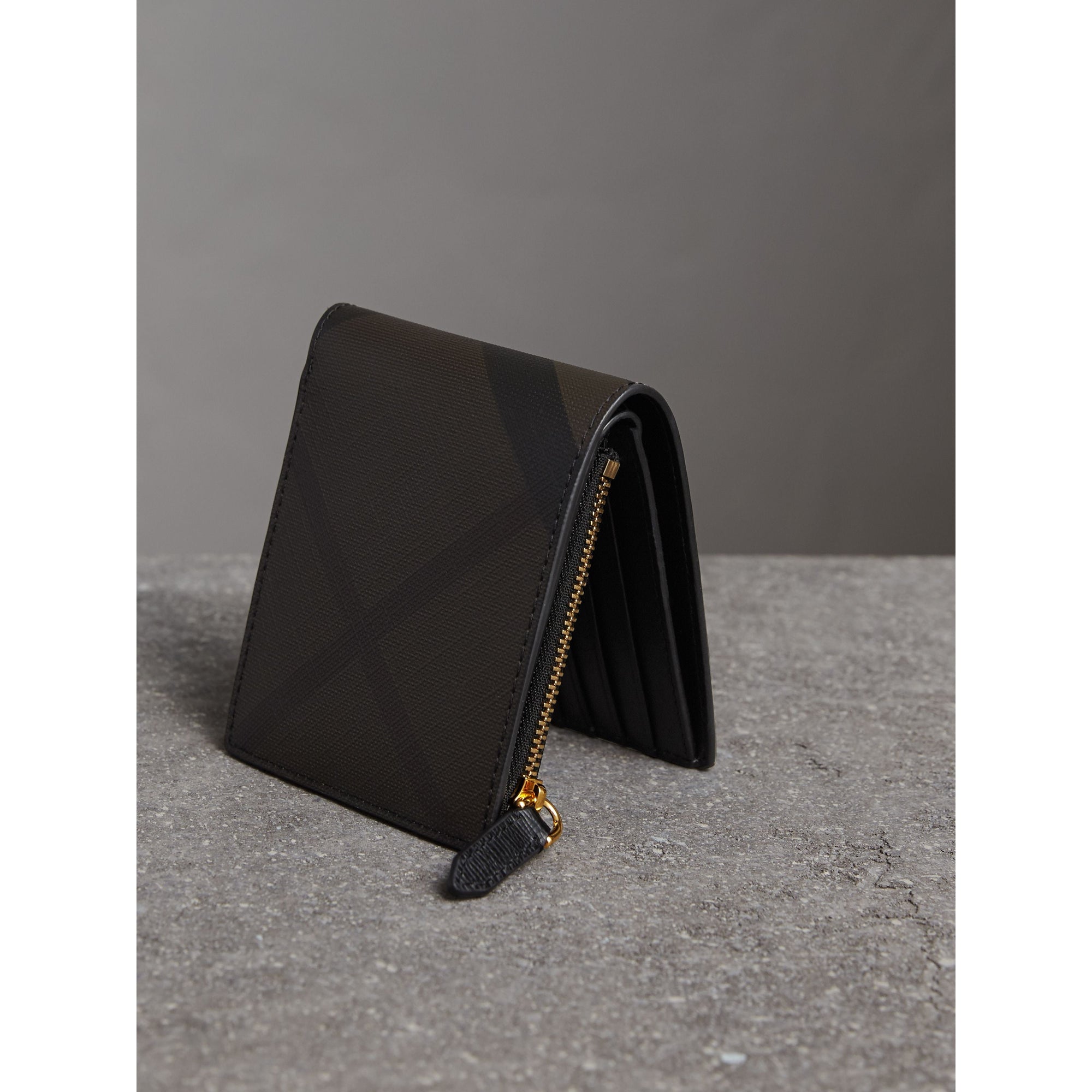 Portefeuille à rabat multidevise à motif London check - Chocolate & Black