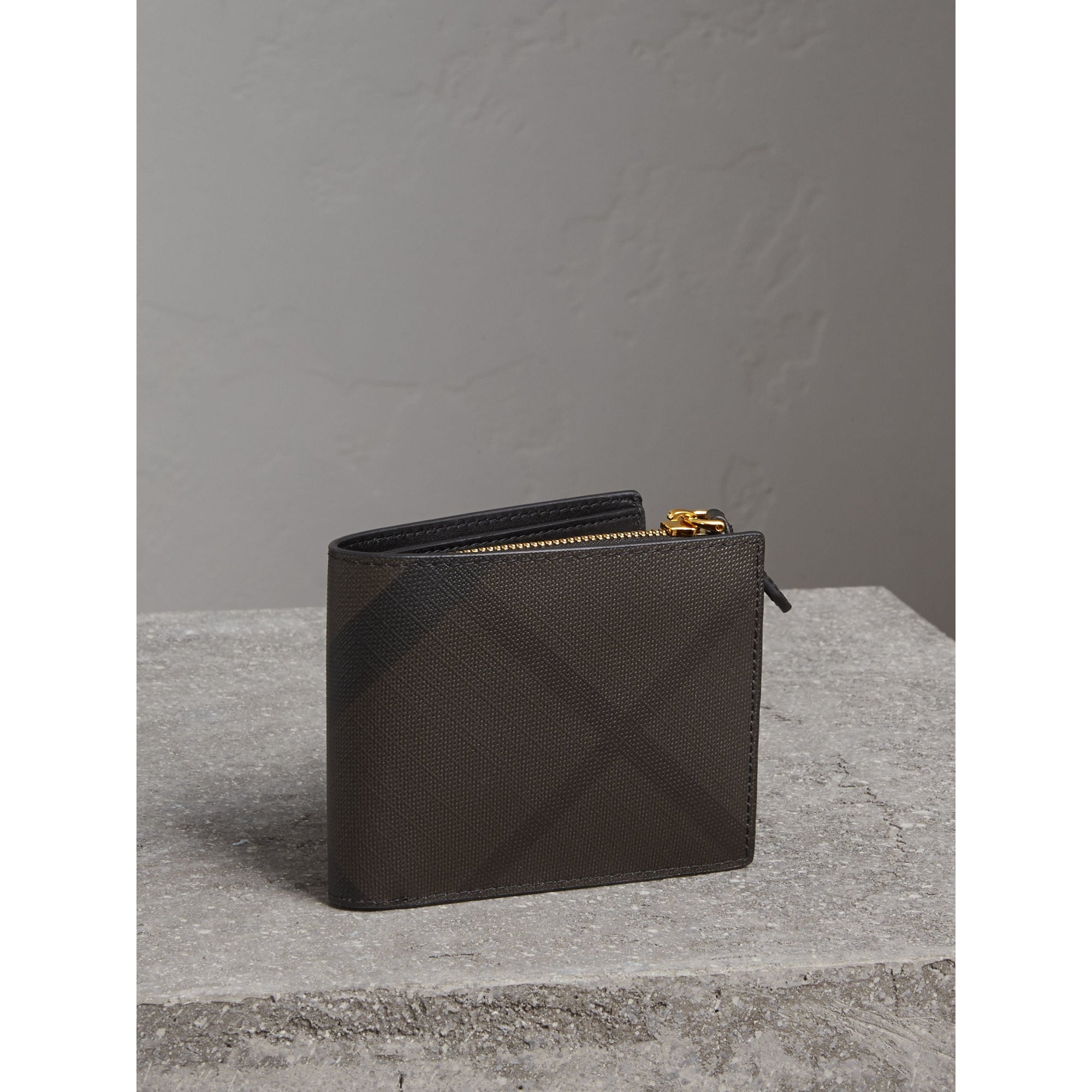 Portefeuille à rabat multidevise à motif London check - Chocolate & Black