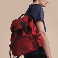 Grand sac The Rucksack en nylon technique et cuir - Antique Red