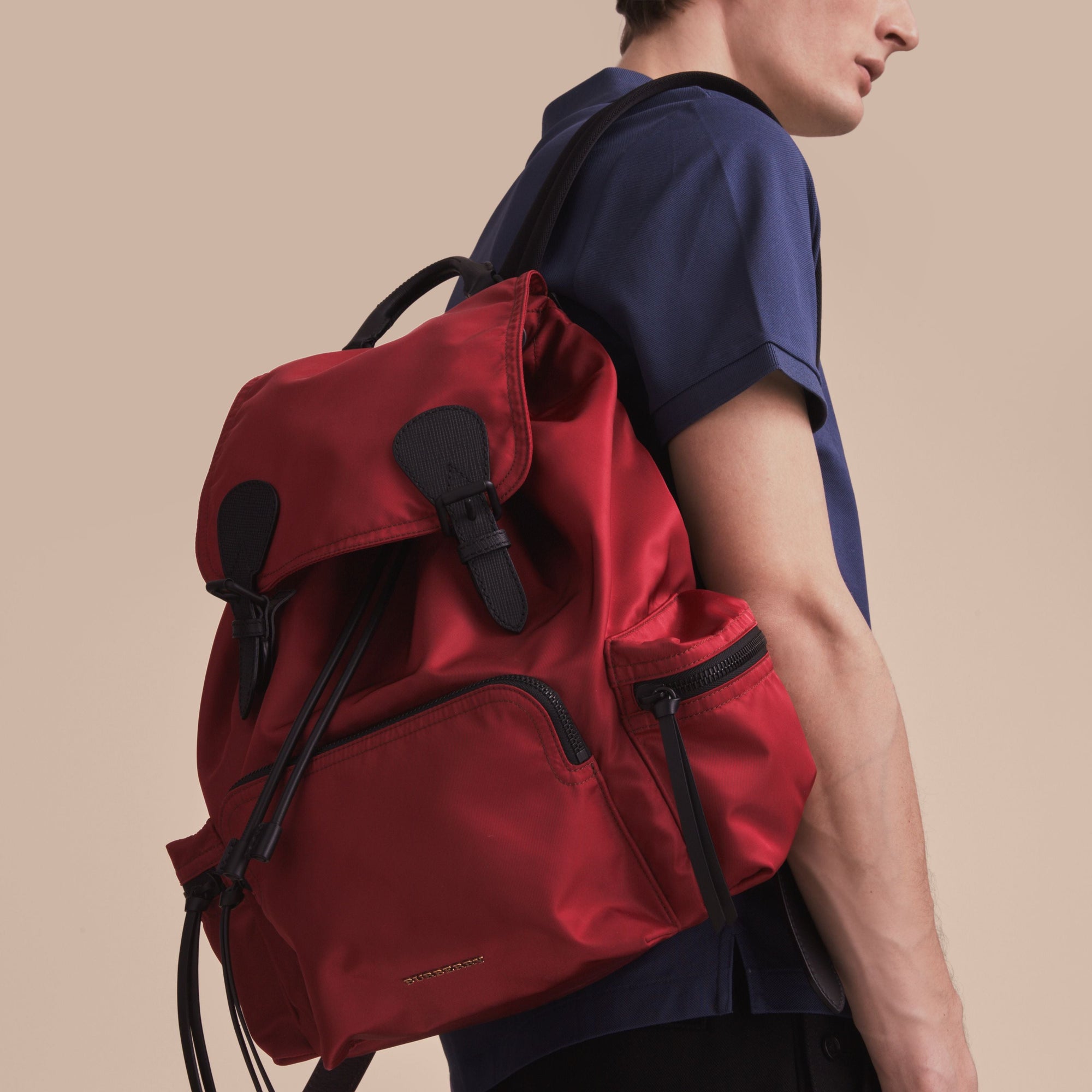 Grand sac The Rucksack en nylon technique et cuir - Antique Red