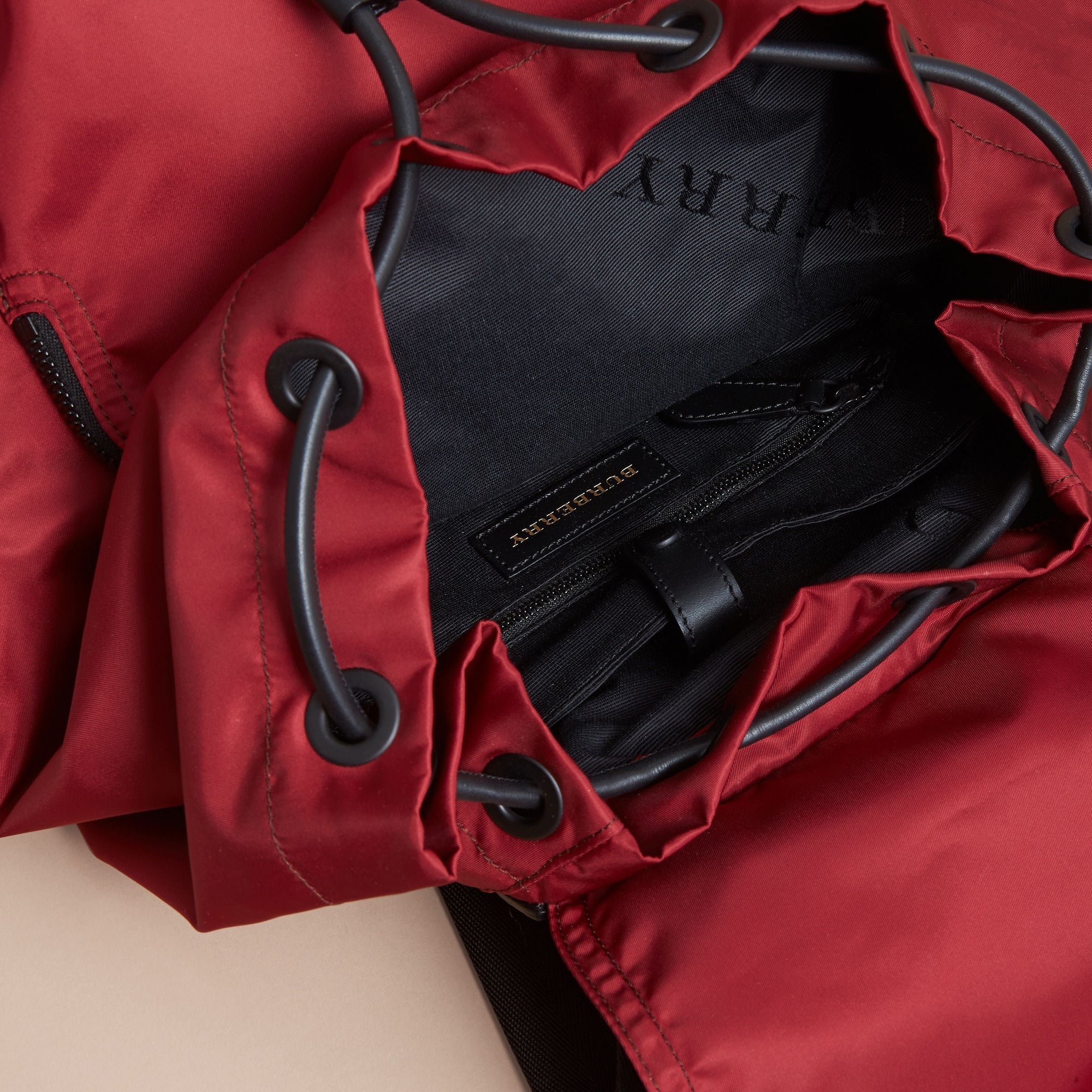 Grand sac The Rucksack en nylon technique et cuir - Antique Red