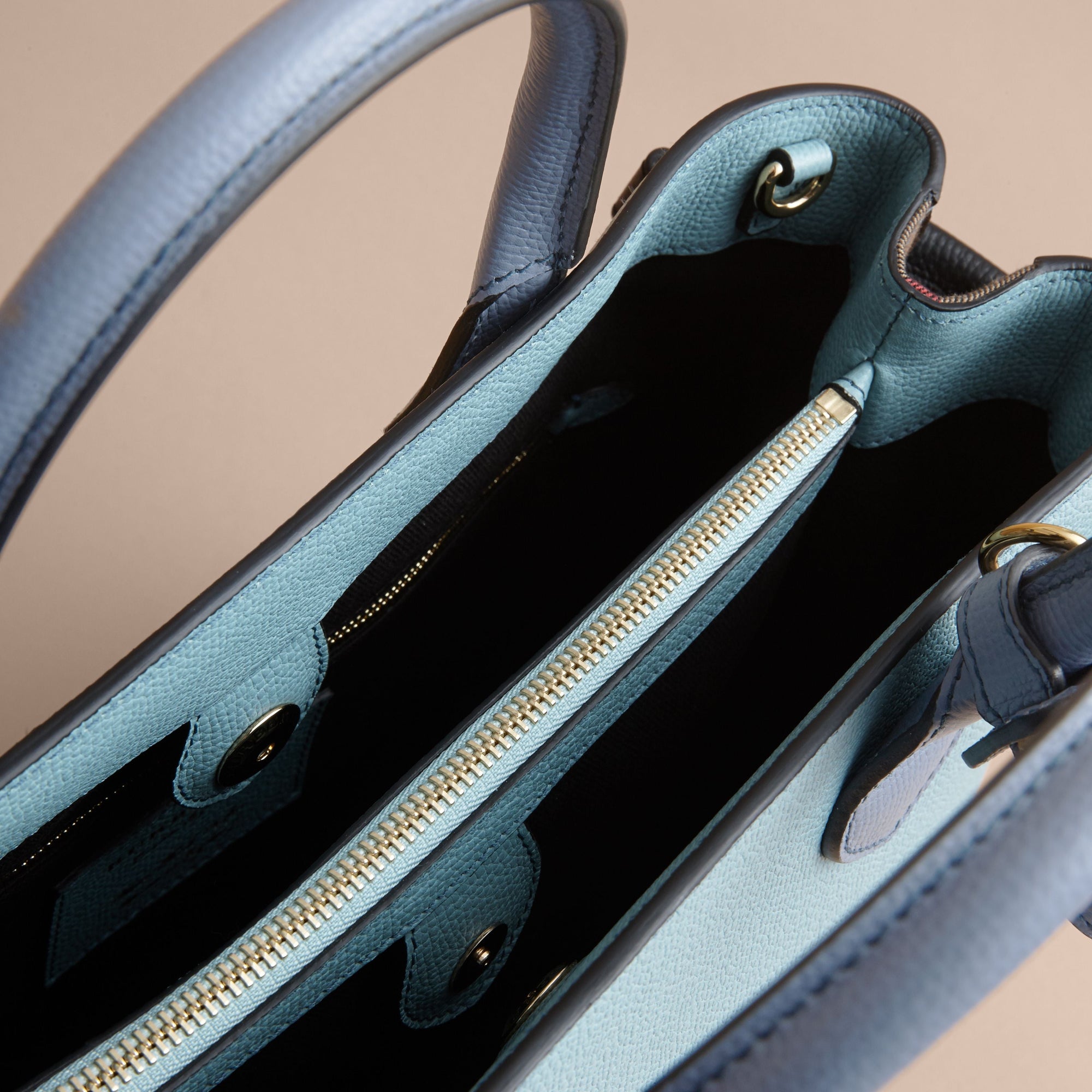 Sac The Banner medium en cuir tricolore et coton House check - Pale Opal & Slate Blue