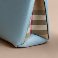 Sac The Banner medium en cuir tricolore et coton House check - Pale Opal & Slate Blue