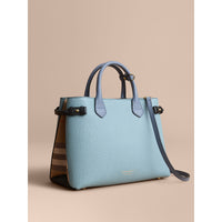 Sac The Banner medium en cuir tricolore et coton House check - Pale Opal & Slate Blue