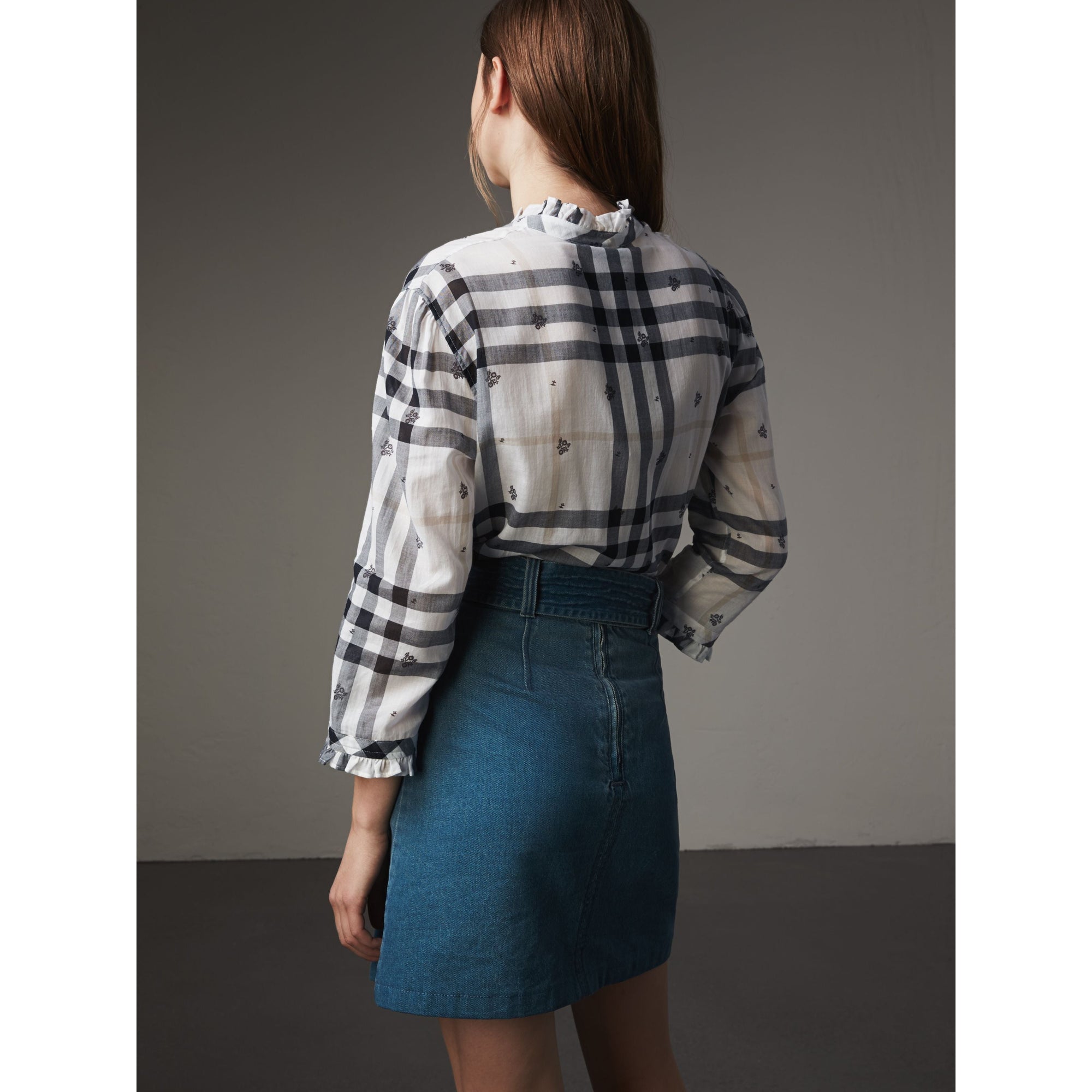 Chemise en coton à motif check et imprimé floral avec volants - White