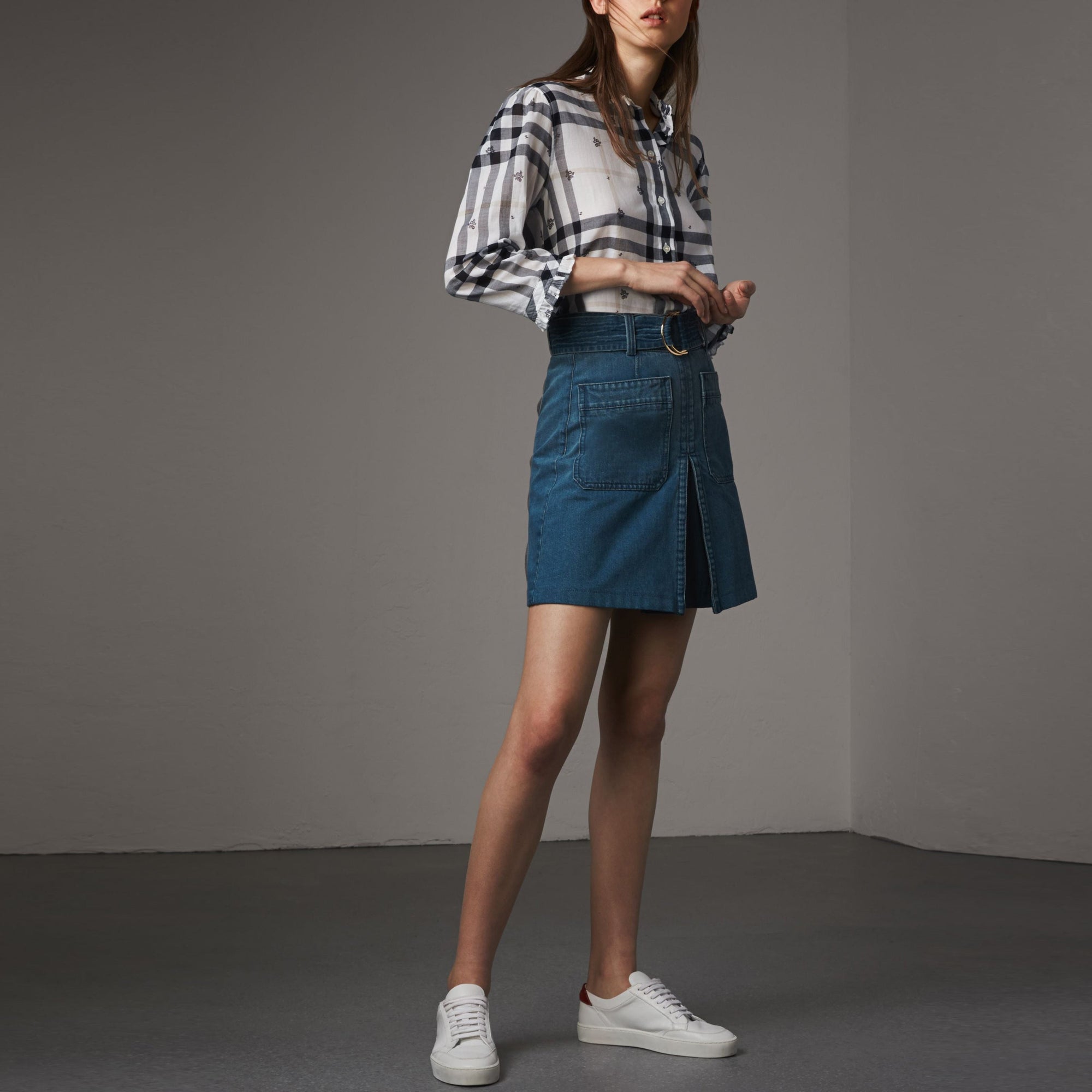 Chemise en coton à motif check et imprimé floral avec volants - White