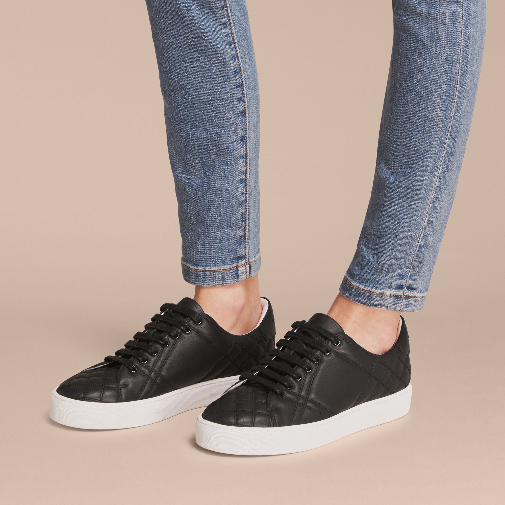 Sneakers en cuir matelassé à motif check - Black
