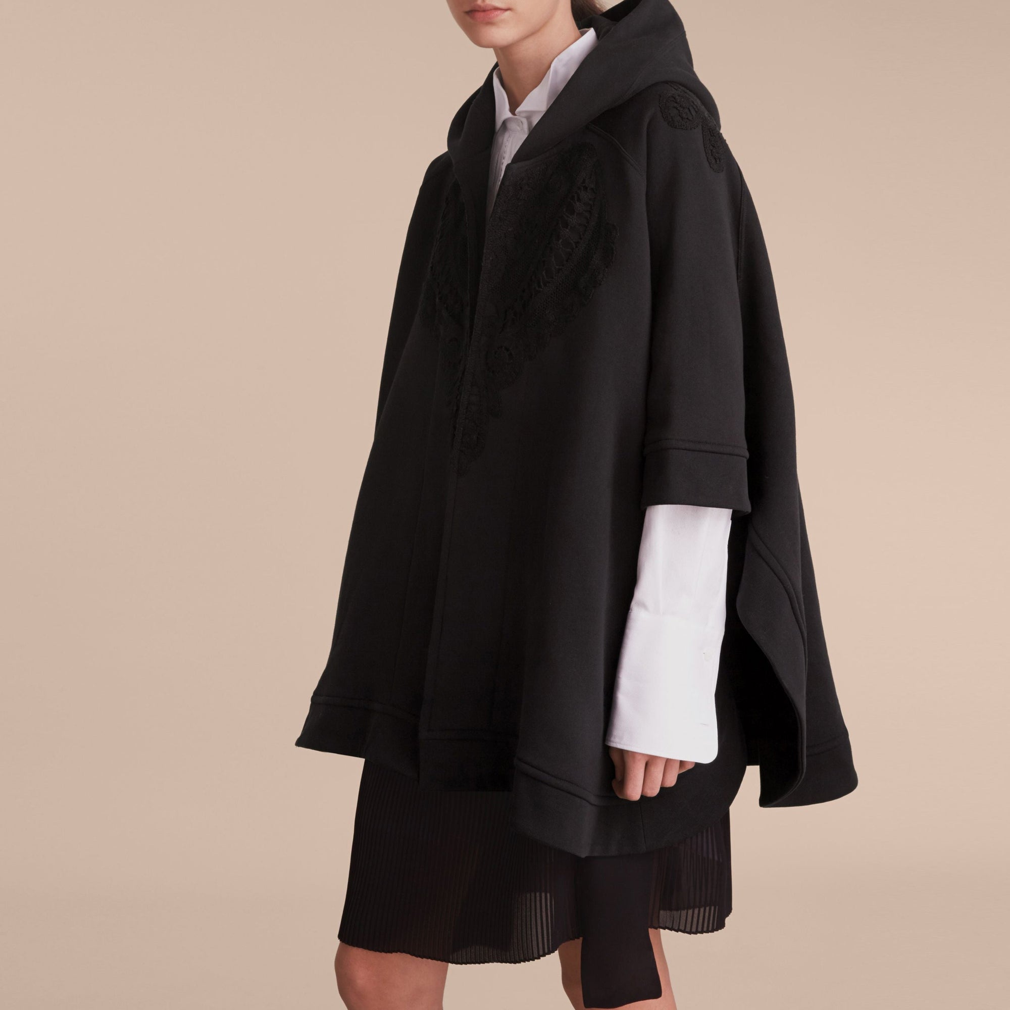 Poncho à capuche en jersey avec appliqués en dentelle - Black