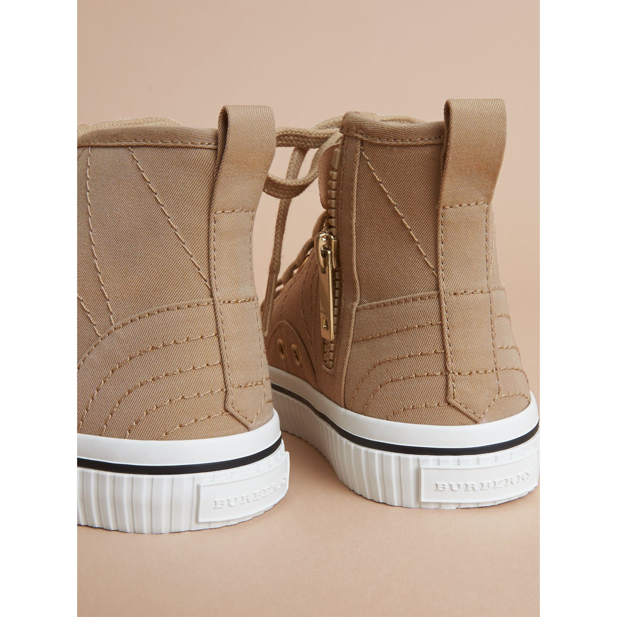 Sneakers montantes en gabardine de coton avec surpiqûres - Honey