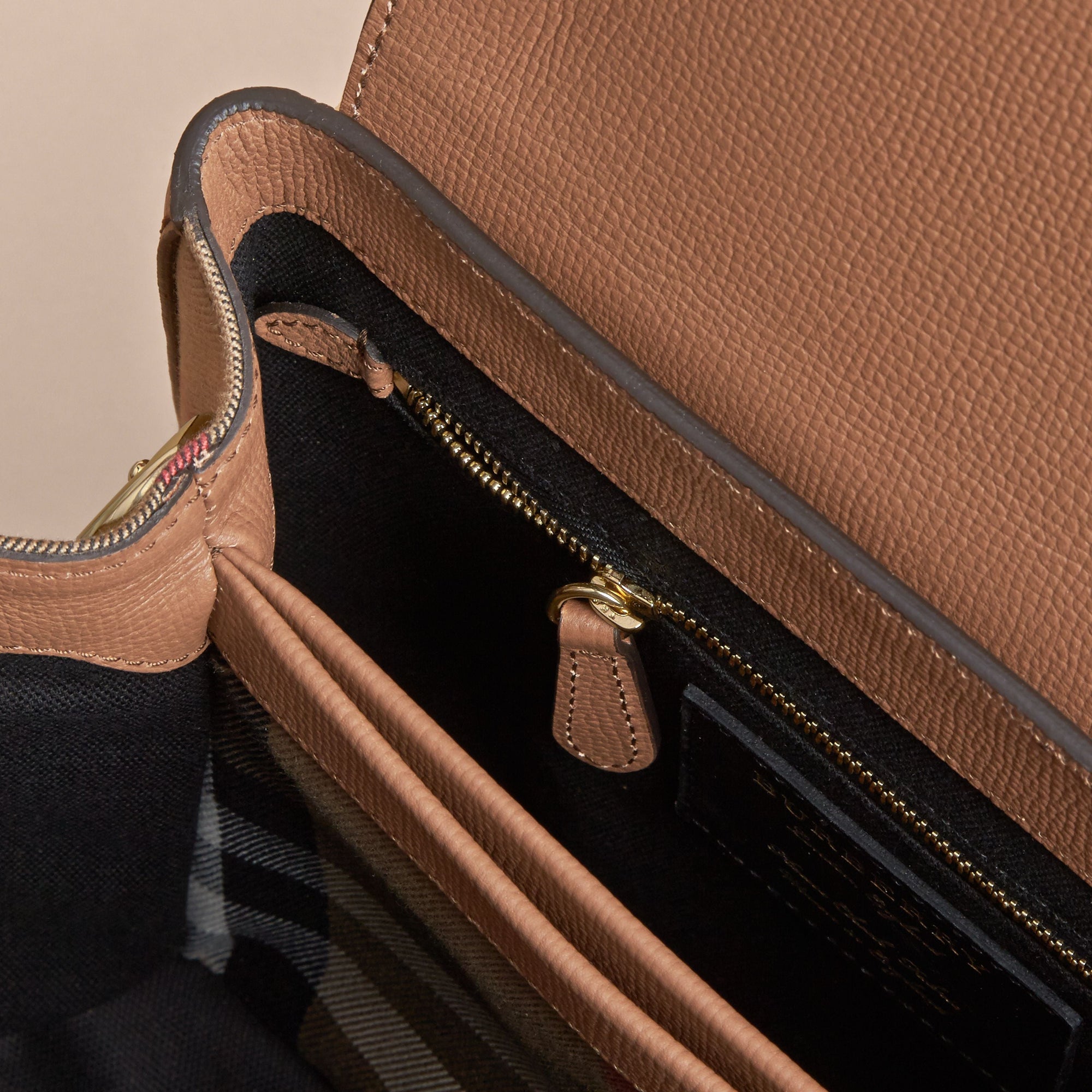 Petit sac tote en cuir grainé et coton House check - Dark Sand