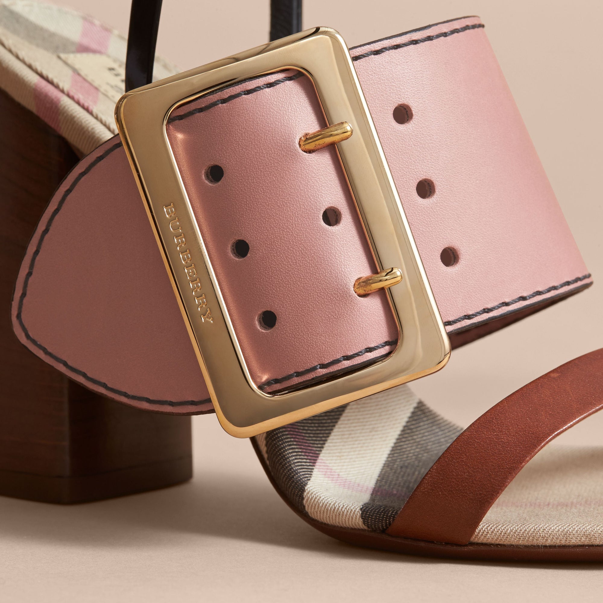 Sandales en cuir color-block avec boucle - Nude Pink